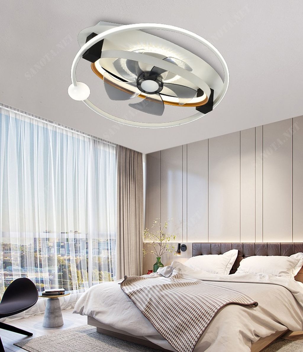 một chiếc quạt trần kết hợp đèn LED, với thiết kế hiện đại và sang trọng là vẻ đẹp hiện đại của vòng tròn đèn LED và quạt trần, màu trắng đơn giản nhưng sang trọng, chiếc quạt trần này sẽ là món đồ vừa là quạt đem lại sự mát mẻ vừa chiếu sáng cho cả không gian, còn là món đồ trang trí không thể thiếu trong không gian sống của bạn, chiếc quạt tiện ích sử dụng bóng đèn LED ba chế độ ánh sáng và công suất lớn giúp đem lại sự mát mẻ cho không gian sống, vẻ đẹp tiện ích tính ứng dụng cao chiễc quạt trần kết hợp đèn phù hợp với nhiều không gian từ phòng khách đến phòng ngủ, ngoài ra còn có cả khách sạn, nhà hàng, resort,...