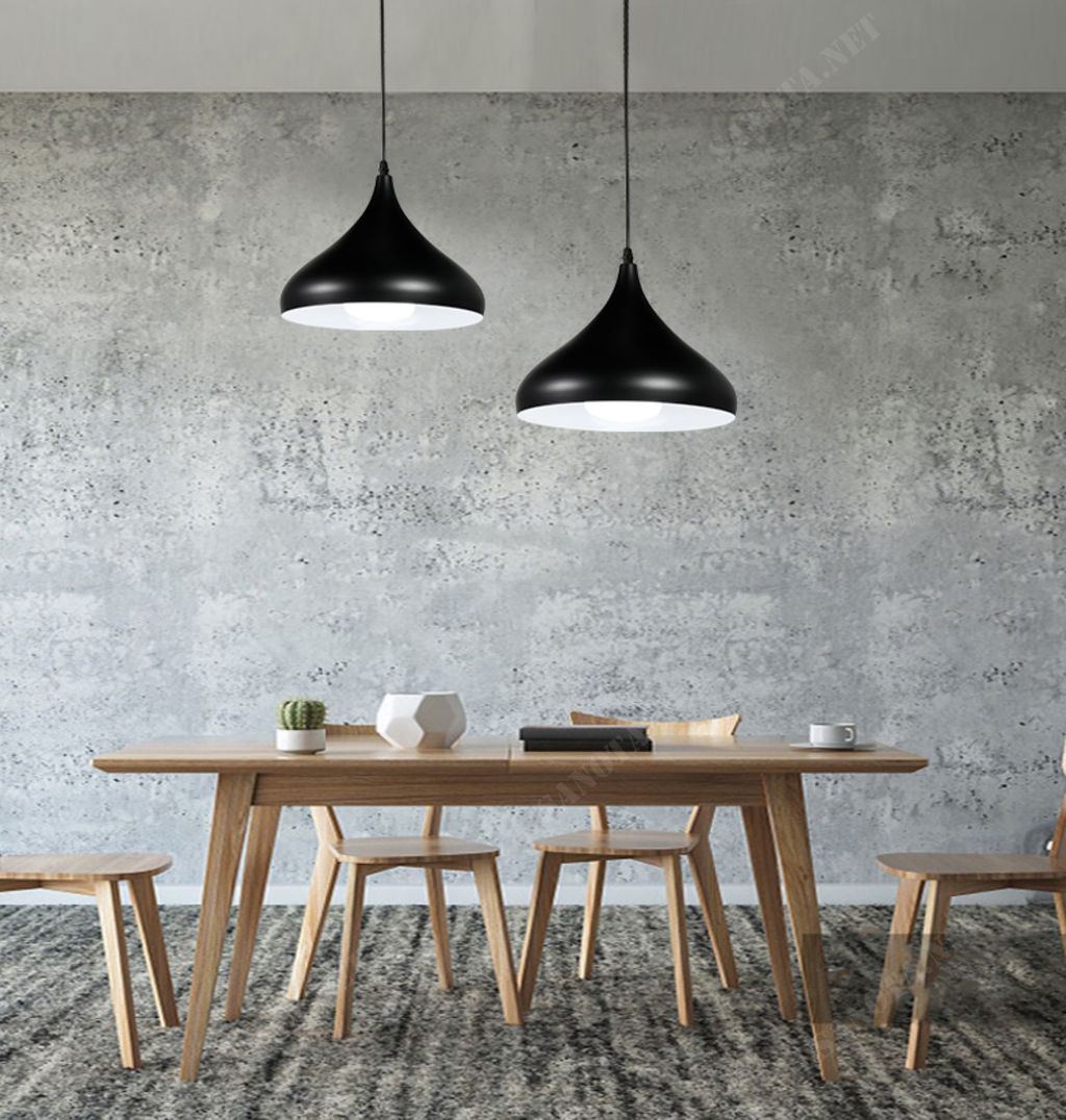 một chiếc đèn thả với thiết kế hiện đại là một tác phẩm nghệ thuật tinh tế, toát lên vẻ đẹp đơn giản và sang trọng. Với thiết kế tối giản nhưng không kém phần hiện đại. Chiếc đèn này tỏa sáng trong bất kỳ không gian nào. Vật liệu chủ đạo của chiếc đèn là kim loại nhẹ và chất liệu thủy tinh trong suốt, tạo nên một vẻ đẹp thanh lịch. Dây treo được làm chắc chắn chịu lực tốt. Khả năng linh hoạt của chiếc đèn thả trần cho phép nó trang trí ở nhiều vị trí khác nhau. Bạn có thể treo nó trên bàn ăn. Tạo điểm nhấn lôi cuốn trong không gian ẩm cúng của bữa ăn gia đình. Hoặc để chiếu sáng không gian đọc sách, đảm bảo ánh sáng đủ và dễ chịu. Đây sẽ là một lựa chọn trang trí hoàn hảo cho những ai đang tìm kiếm sự đơn giản mà vẫn đảm bảo sự ấm áp và sang trọng.