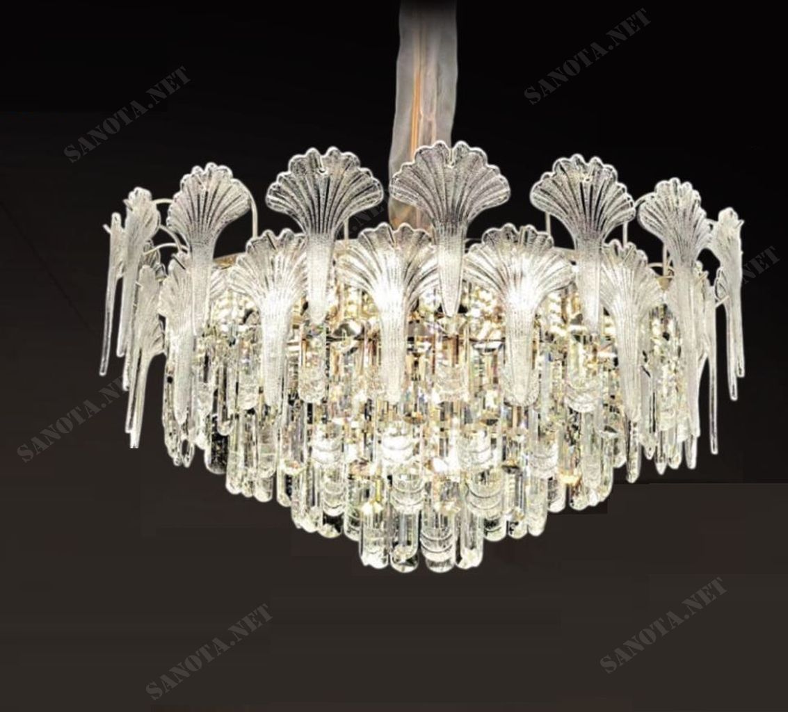 một chiếc đèn chùm sang trọng và đẳng cấp cho không gian nội thất của bạn Thiết kế sang trọng và đẳng cấp, với sự kết hợp của từng lớp pha lê lấp lánh với hình dáng của những chiếc vỏ sò cùng với khung kim loại chắc chắn tạo nên sự sang trọng và tinh tế cho bất kỳ không gian nào. Chất liệu cao cấp, bền bỉ Ánh sáng lung linh, tạo điểm nhấn cho không gian Tiết kiệm điện năng Dễ dàng lắp đặt và vệ sinh Đèn chùm này phù hợp với nhiều không gian khác nhau Phòng khách Phòng ăn Phòng ngủ Sảnh khách sạn Nhà hàng Đèn chùm pha lê là lựa chọn hoàn hảo cho những ai mong muốn sở hữu một không gian nội thất sang trọng và đẳng cấp. Với thiết kế tinh tế và chất liệu cao cấp, chiếc đèn chùm này sẽ mang đến cho bạn sự hài lòng tuyệt đối.