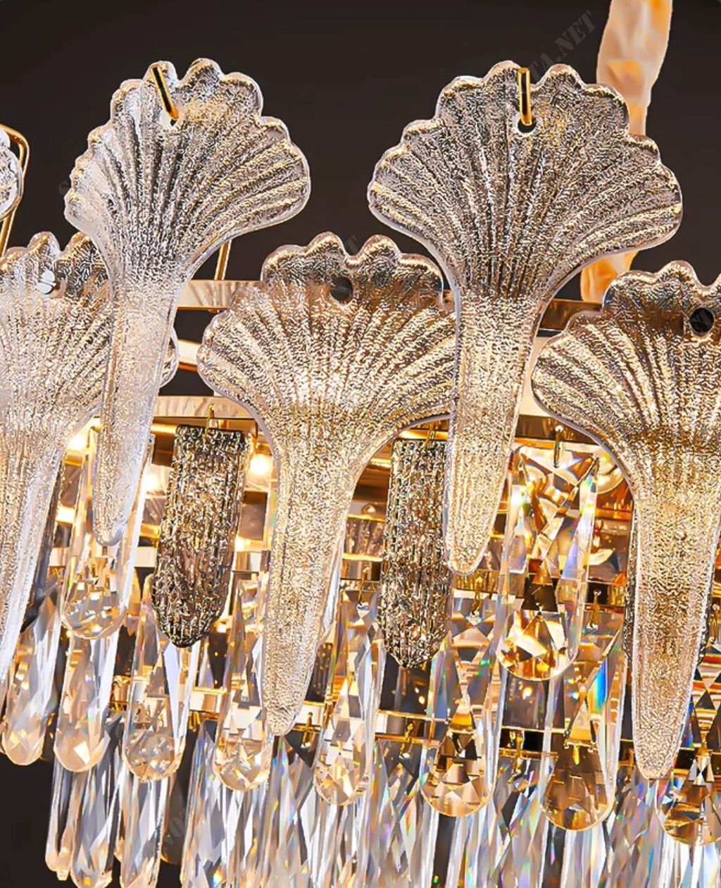 một chiếc đèn chùm sang trọng và đẳng cấp cho không gian nội thất của bạn Thiết kế sang trọng và đẳng cấp, với sự kết hợp của từng lớp pha lê lấp lánh với hình dáng của những chiếc vỏ sò cùng với khung kim loại chắc chắn tạo nên sự sang trọng và tinh tế cho bất kỳ không gian nào. Chất liệu cao cấp, bền bỉ Ánh sáng lung linh, tạo điểm nhấn cho không gian Tiết kiệm điện năng Dễ dàng lắp đặt và vệ sinh Đèn chùm này phù hợp với nhiều không gian khác nhau Phòng khách Phòng ăn Phòng ngủ Sảnh khách sạn Nhà hàng Đèn chùm pha lê là lựa chọn hoàn hảo cho những ai mong muốn sở hữu một không gian nội thất sang trọng và đẳng cấp. Với thiết kế tinh tế và chất liệu cao cấp, chiếc đèn chùm này sẽ mang đến cho bạn sự hài lòng tuyệt đối.