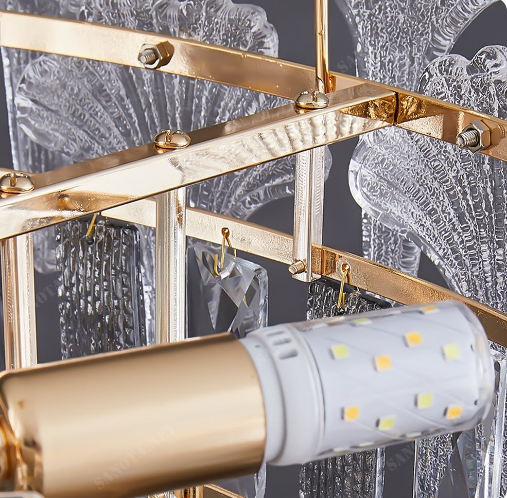 một chiếc đèn chùm sang trọng và đẳng cấp cho không gian nội thất của bạn Thiết kế sang trọng và đẳng cấp, với sự kết hợp của từng lớp pha lê lấp lánh với hình dáng của những chiếc vỏ sò cùng với khung kim loại chắc chắn tạo nên sự sang trọng và tinh tế cho bất kỳ không gian nào. Chất liệu cao cấp, bền bỉ Ánh sáng lung linh, tạo điểm nhấn cho không gian Tiết kiệm điện năng Dễ dàng lắp đặt và vệ sinh Đèn chùm này phù hợp với nhiều không gian khác nhau Phòng khách Phòng ăn Phòng ngủ Sảnh khách sạn Nhà hàng Đèn chùm pha lê là lựa chọn hoàn hảo cho những ai mong muốn sở hữu một không gian nội thất sang trọng và đẳng cấp. Với thiết kế tinh tế và chất liệu cao cấp, chiếc đèn chùm này sẽ mang đến cho bạn sự hài lòng tuyệt đối.