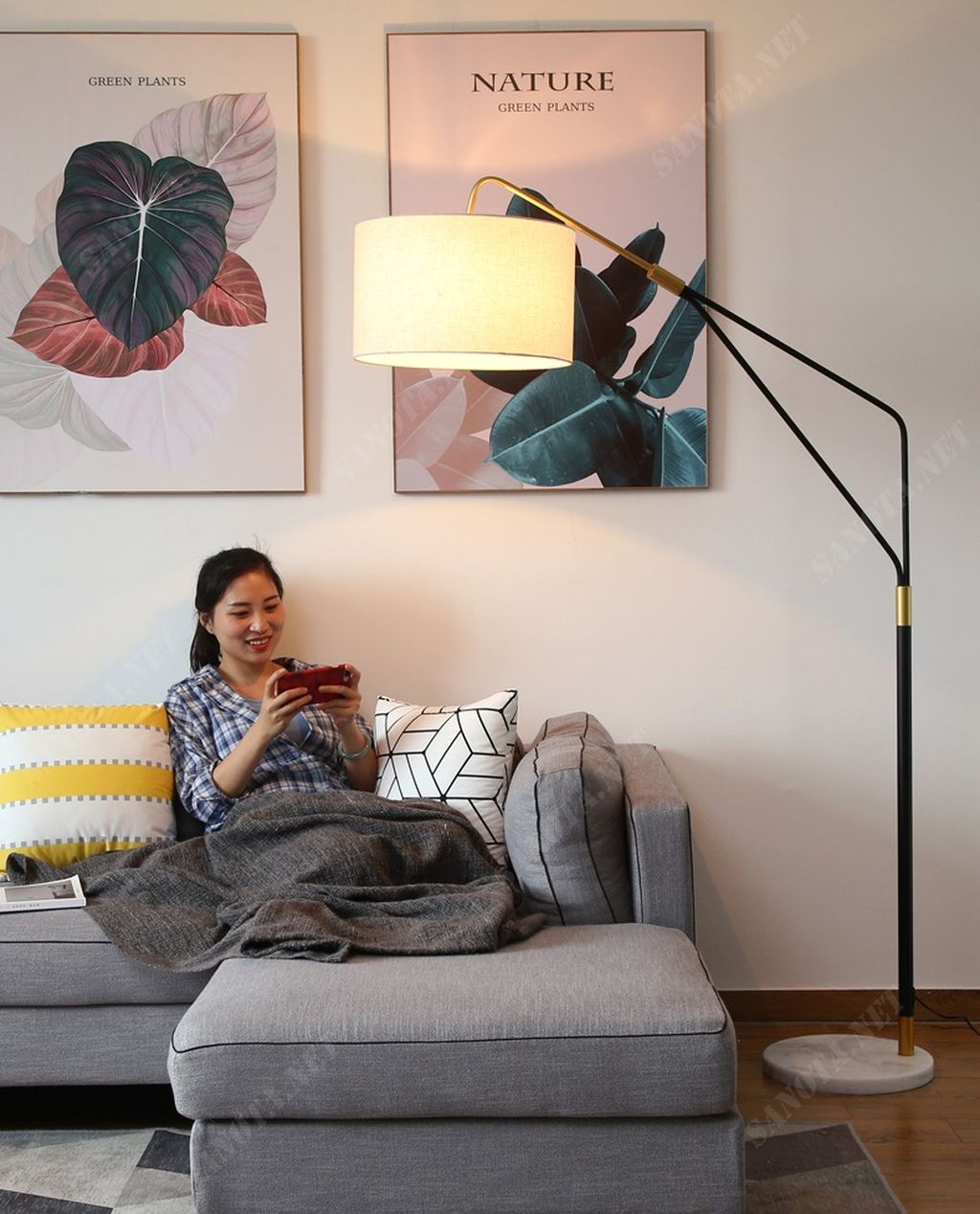 đèn đứng sở hữu thiết kế hiện đại, sang trọng với kiểu dáng thanh mảnh, gọn gàng. Thân đèn được làm từ kim loại cao cấp, phủ sơn tĩnh điện màu đen bóng loáng, mang đến sự sang trọng và đẳng cấp cho không gian nội thất. Chụp đèn vải cao cấp. một chiếc đèn đứng trang trí vừa đẹp mắt, vừa mang lại ánh sáng hoàn hảo cho không gian nội thất của mình