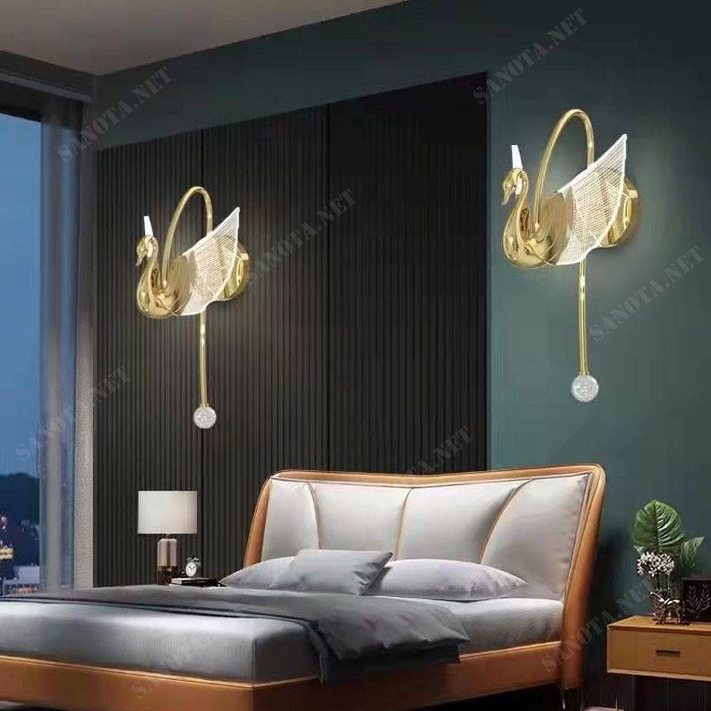 Đèn Gắn Tường Trang Trí Hình Thiên Nga được thiết kế với hình ảnh chú thiên nga thanh tao, kiêu hãnh. Chiếc đèn được làm từ kim loại cao cấp, phủ lớp sơn vàng óng ả, tạo nên vẻ đẹp sang trọng và tinh tế.
