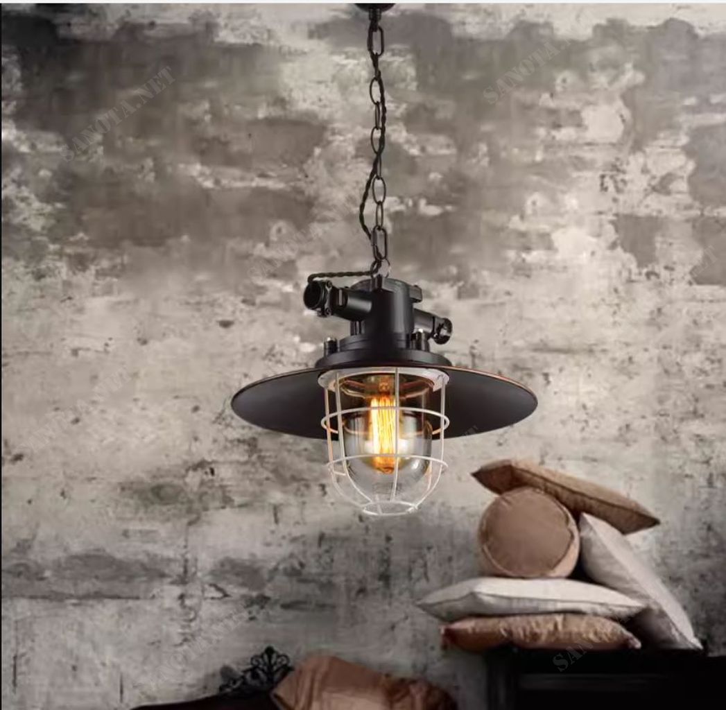 hiếc đèn thả này sở hữu một thiết kế vô cùng ấn tượng với sự kết hợp hài hòa giữa nét cổ điển và hiện đại. Đèn được làm từ kim loại cao cấp sơn tĩnh điện màu đen, tạo nên vẻ đẹp sang trọng và đẳng cấp. Bóng đèn bên trong được bao bọc bởi lồng sắt ấn tượng, giúp lan tỏa ánh sáng dịu nhẹ và ấm áp khắp không gian. Đèn thả này được làm từ những chất liệu cao cấp, đảm bảo độ bền bỉ và an toàn cho người sử dụng. có khả năng chống gỉ sét và oxy hóa, giúp đèn luôn sáng bóng như mới. Với thiết kế và tính ứng dụng cao có thể được sử dụng để trang trí cho nhiều không gian khác nhau trong nhà, từ phòng khách, phòng ngủ, phòng ăn đến quán cà phê, nhà hàng. Đèn mang đến cho không gian một vẻ đẹp sang trọng, ấm cúng và đầy cá tính.