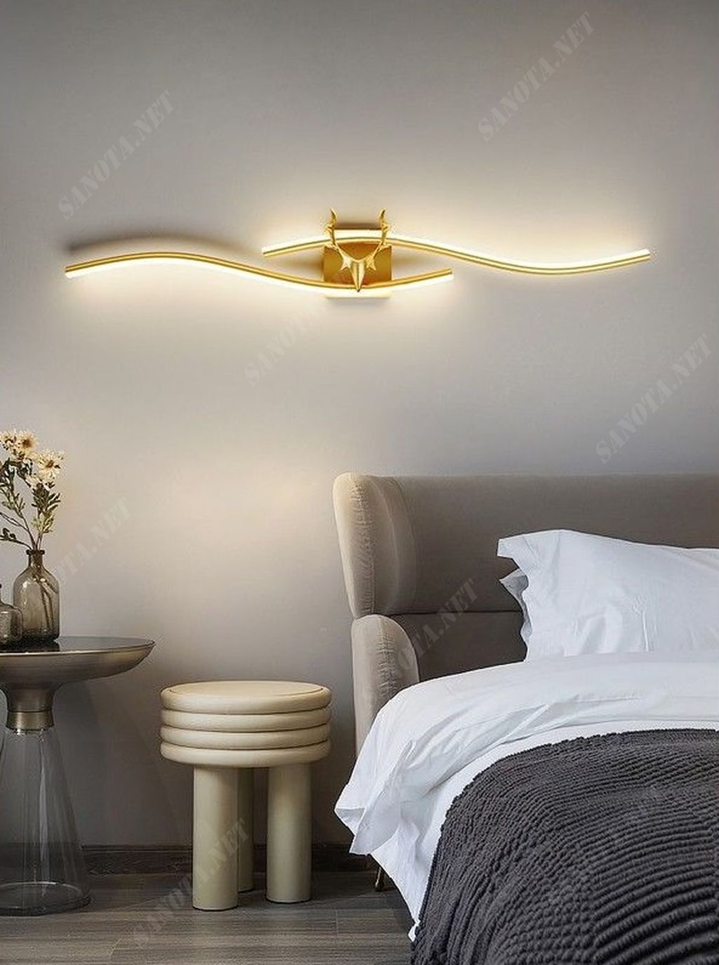 một chiếc đèn tường LED ngoài trời hiện đại, với hộp đèn kim loại được sơn tĩnh điện màu đen bền bỉ, sử dụng chất liệu tốt bền bỉ theo thời gian, mang đến vẻ đẹp đẳng cấp cho không gian. Cùng với sự kết hợp của bóng đèn LED ánh sáng vàng ấm áp, đem đến ánh sáng vừa đủ, dịu nhẹ cho không gian bóng đèn LED tiết kiệm điện, cho ánh sáng dịu nhẹ, ấm áp, tạo cảm giác thư giãn và thoải mái. Chao đèn được làm từ thủy tinh cao cấp, có độ dày dặn và độ trong suốt cao, giúp khuếch tán ánh sáng đều và tạo hiệu ứng lung linh, huyền ảo. Đèn tường LED có thiết kế hiện đại phù hợp với nhiều không gian khác nhau như phòng khách, phòng ngủ, phòng ăn, sảnh khách sạn, nhà hàng, quán cà phê,... Đặc biệt là khoảng không gian ngoài trời, sân vườn, hành lang, cổngmột chiếc đèn tường LED ngoài trời hiện đại, với hộp đèn kim loại được sơn tĩnh điện màu đen bền bỉ, sử dụng chất liệu tốt bền bỉ theo thời gian, mang đến vẻ đẹp đẳng cấp cho không gian. Cùng với sự kết hợp của bóng đèn LED ánh sáng vàng ấm áp, đem đến ánh sáng vừa đủ, dịu nhẹ cho không gian bóng đèn LED tiết kiệm điện, cho ánh sáng dịu nhẹ, ấm áp, tạo cảm giác thư giãn và thoải mái. Chao đèn được làm từ thủy tinh cao cấp, có độ dày dặn và độ trong suốt cao, giúp khuếch tán ánh sáng đều và tạo hiệu ứng lung linh, huyền ảo. Đèn tường LED có thiết kế hiện đại phù hợp với nhiều không gian khác nhau như phòng khách, phòng ngủ, phòng ăn, sảnh khách sạn, nhà hàng, quán cà phê,... Đặc biệt là khoảng không gian ngoài trời, sân vườn, hành lang, cổng