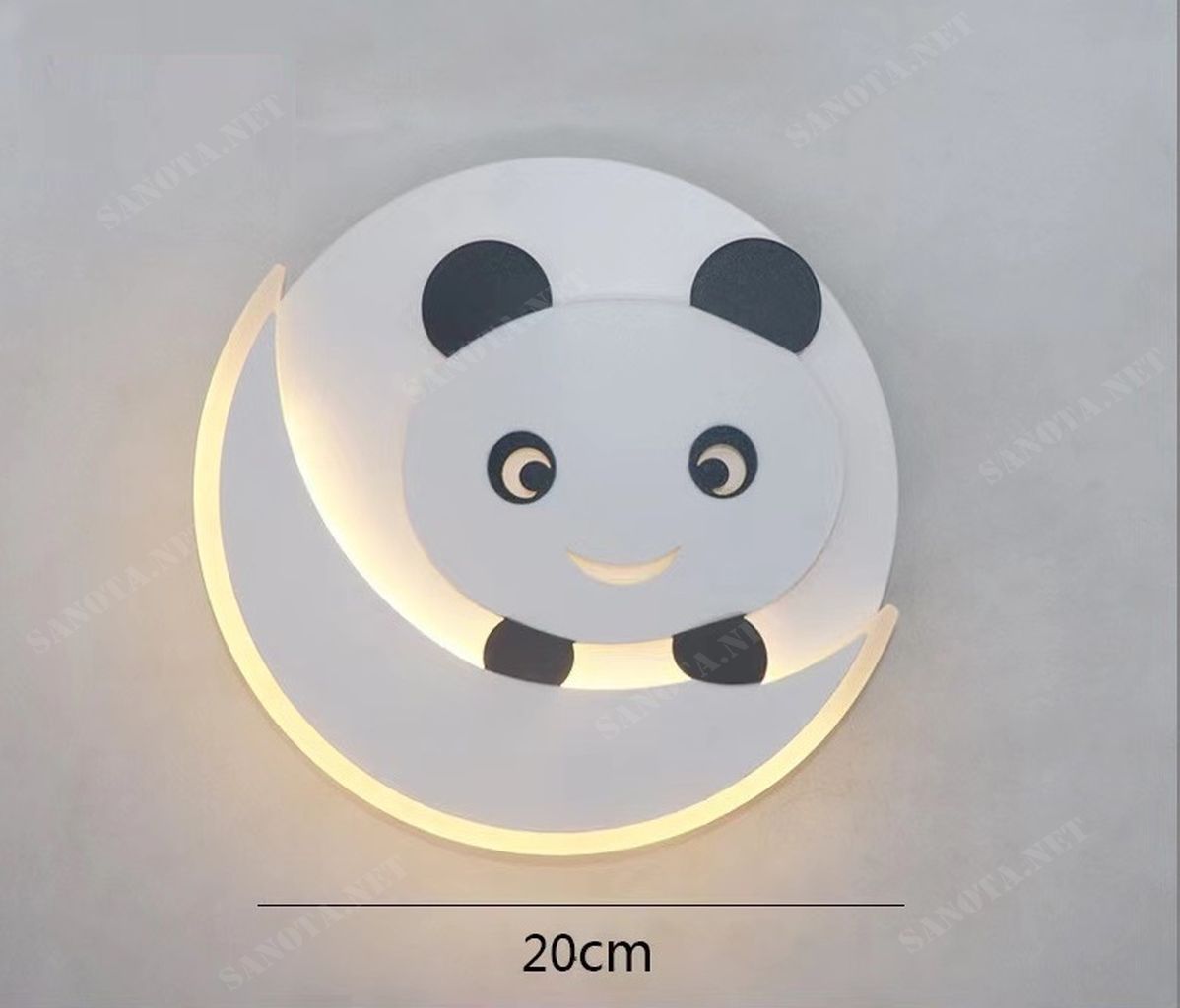 một chiếc đèn tường LED ngoài trời hiện đại, với hộp đèn kim loại được sơn tĩnh điện màu đen bền bỉ, sử dụng chất liệu tốt bền bỉ theo thời gian, mang đến vẻ đẹp đẳng cấp cho không gian. Cùng với sự kết hợp của bóng đèn LED ánh sáng vàng ấm áp, đem đến ánh sáng vừa đủ, dịu nhẹ cho không gian bóng đèn LED tiết kiệm điện, cho ánh sáng dịu nhẹ, ấm áp, tạo cảm giác thư giãn và thoải mái. Chao đèn được làm từ thủy tinh cao cấp, có độ dày dặn và độ trong suốt cao, giúp khuếch tán ánh sáng đều và tạo hiệu ứng lung linh, huyền ảo. Đèn tường LED có thiết kế hiện đại phù hợp với nhiều không gian khác nhau như phòng khách, phòng ngủ, phòng ăn, sảnh khách sạn, nhà hàng, quán cà phê,... Đặc biệt là khoảng không gian ngoài trời, sân vườn, hành lang, cổngmột chiếc đèn tường LED ngoài trời hiện đại, với hộp đèn kim loại được sơn tĩnh điện màu đen bền bỉ, sử dụng chất liệu tốt bền bỉ theo thời gian, mang đến vẻ đẹp đẳng cấp cho không gian. Cùng với sự kết hợp của bóng đèn LED ánh sáng vàng ấm áp, đem đến ánh sáng vừa đủ, dịu nhẹ cho không gian bóng đèn LED tiết kiệm điện, cho ánh sáng dịu nhẹ, ấm áp, tạo cảm giác thư giãn và thoải mái. Chao đèn được làm từ thủy tinh cao cấp, có độ dày dặn và độ trong suốt cao, giúp khuếch tán ánh sáng đều và tạo hiệu ứng lung linh, huyền ảo. Đèn tường LED có thiết kế hiện đại phù hợp với nhiều không gian khác nhau như phòng khách, phòng ngủ, phòng ăn, sảnh khách sạn, nhà hàng, quán cà phê,... Đặc biệt là khoảng không gian ngoài trời, sân vườn, hành lang, cổng