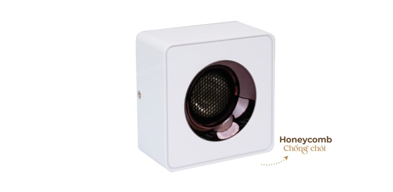 Đèn ốp nổi vuông chóa màu đen tím 9W CL3-B9 với hình dáng vuông vắn, các cạnh được bo tròn nhẹ nhàng, thân đèn màu đen kết hợp với chóa đèn màu tím đậm. Chiếc đèn này mang đến vẻ ngoài ấn tượng và độc đáo.