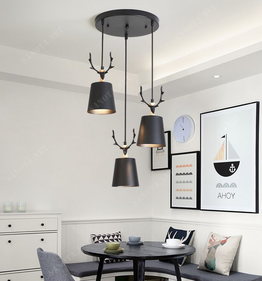 Đèn thả trang trí SANOTA sở hữu thiết kế độc đáo với ba bóng đèn được bao bọc bởi những chiếc chao đèn hình dạng hoa loa kèn cách điệu. Chất liệu kim loại cao cấp được mạ vàng bóng bẩy tạo nên vẻ đẹp sang trọng và tinh tế cho chiếc đèn.