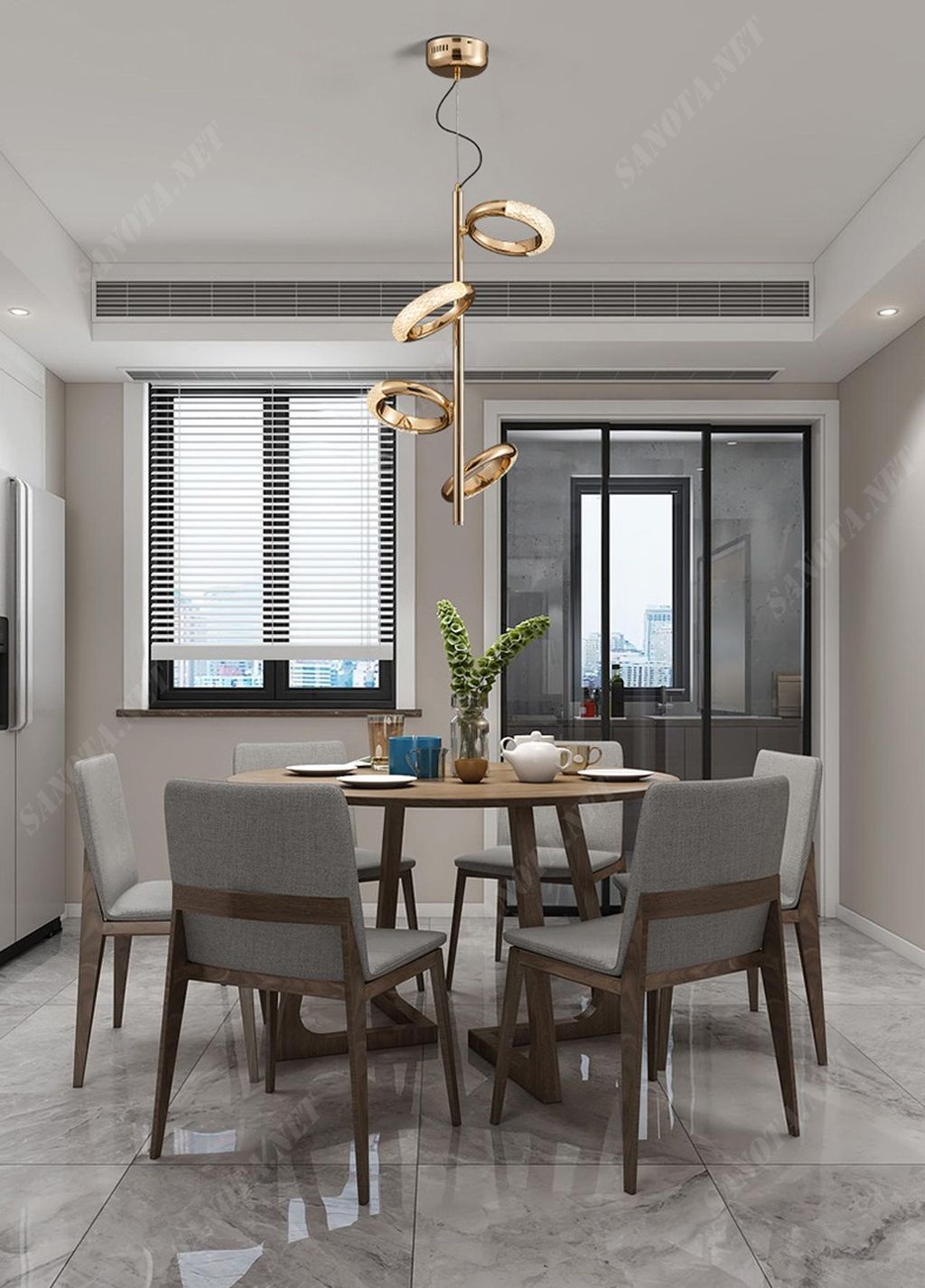 Một chiếc đèn thả trần, kiệt tác vẻ đẹp từng đường nét, hình dạng mềm mại như một chiếc nhẫn pha lê màu vàng, đính kèm với sự lấp lánh và sang trọng không thể nhầm lẫn. Mỗi pha lê mềm mại, tỏa sáng trong ánh đèn, tạo nên một vẻ đẹp lộng lẫy và đặc biệt khi ánh sáng đi qua, tạo ra một nguồn ánh sáng độc đáo nhưng vẫn dịu dàng và tinh tế. Khi ánh sáng chiếu qua, từng viên pha lê như những ngọc quý, phản chiếu và tạo ra một loạt các tia sáng mềm mại, làm nổi bật vẻ đẹp tinh tế và sang trọng của đèn. Mỗi chi tiết trên chiếc đèn như những viên ngọc quý vẫn lấp lánh dưới ánh sáng, tạo cảm giác bừng sáng nhưng vẫn giữ được vẻ dịu dàng, tạo không gian ấm áp và thanh lịch.