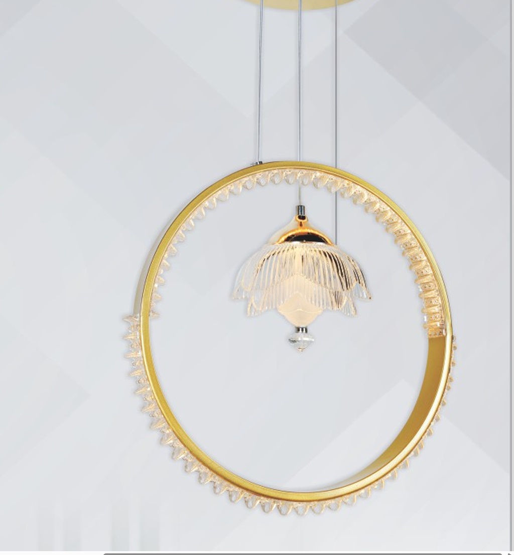 Một món đồ trang trí tinh tế và hiện đại cho không gian sống. Đèn thả điểm nhấn hoa pha lê chính là sự lựa chọn hoàn hảo. Thiết kế của đèn thả này không chỉ mang đến ánh sáng dịu nhẹ mà còn là điểm nhấn đoá hoa pha lê đầy ấn tượng. Tạo nên vẻ đẹp sang trọng và thanh lịch cho bất kỳ căn phòng nào.