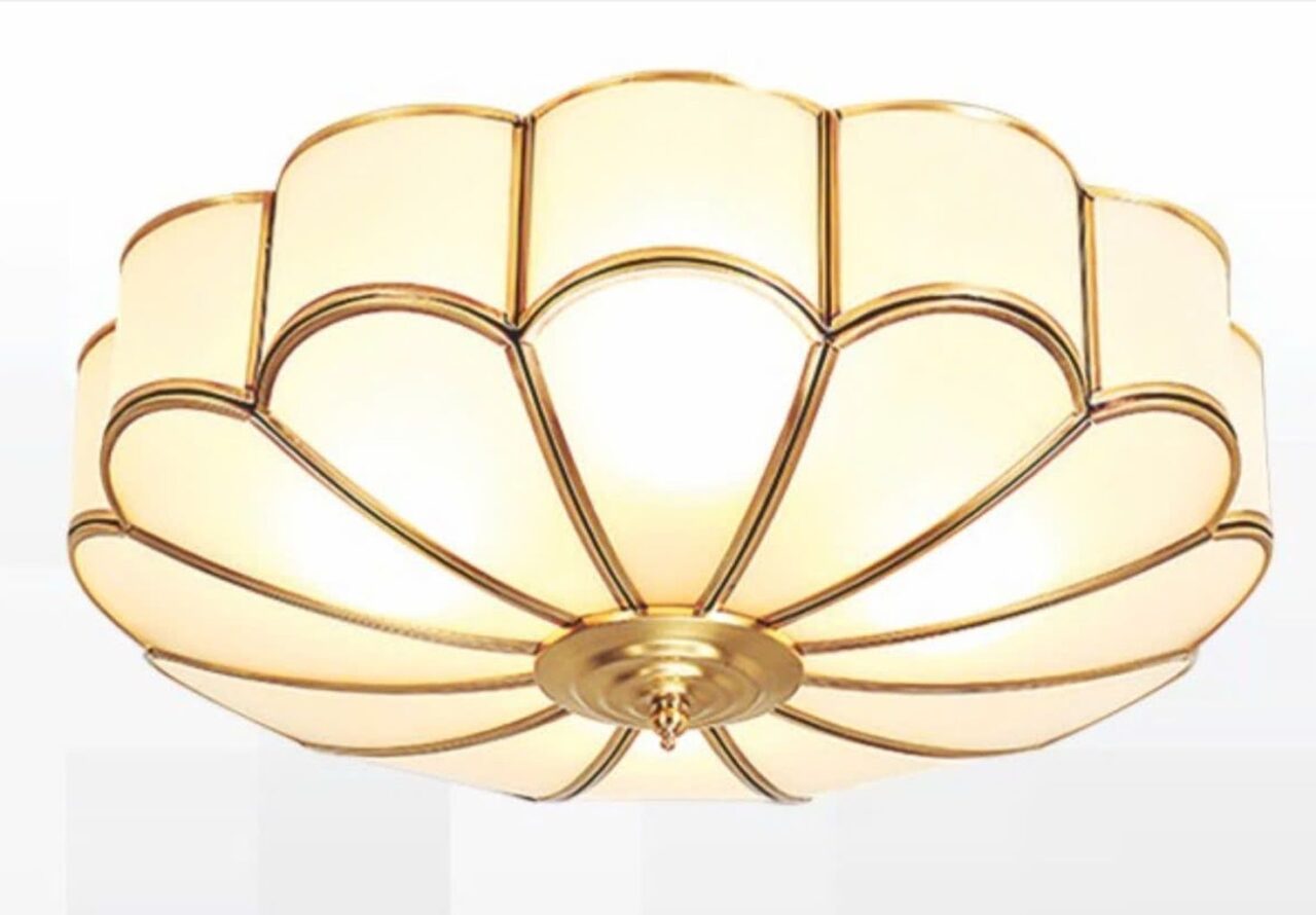 Đèn ốp trần đồng mang đậm phong cách cổ điển với viền đồng bóng loáng. Tuy nhiên, không phải là một thiết kế cổ điển hoàn toàn, nét hiện đại được thêm vào từng đường nét tinh tế. Tạo nên sự hòa quyện độc đáo và quyến rũ.