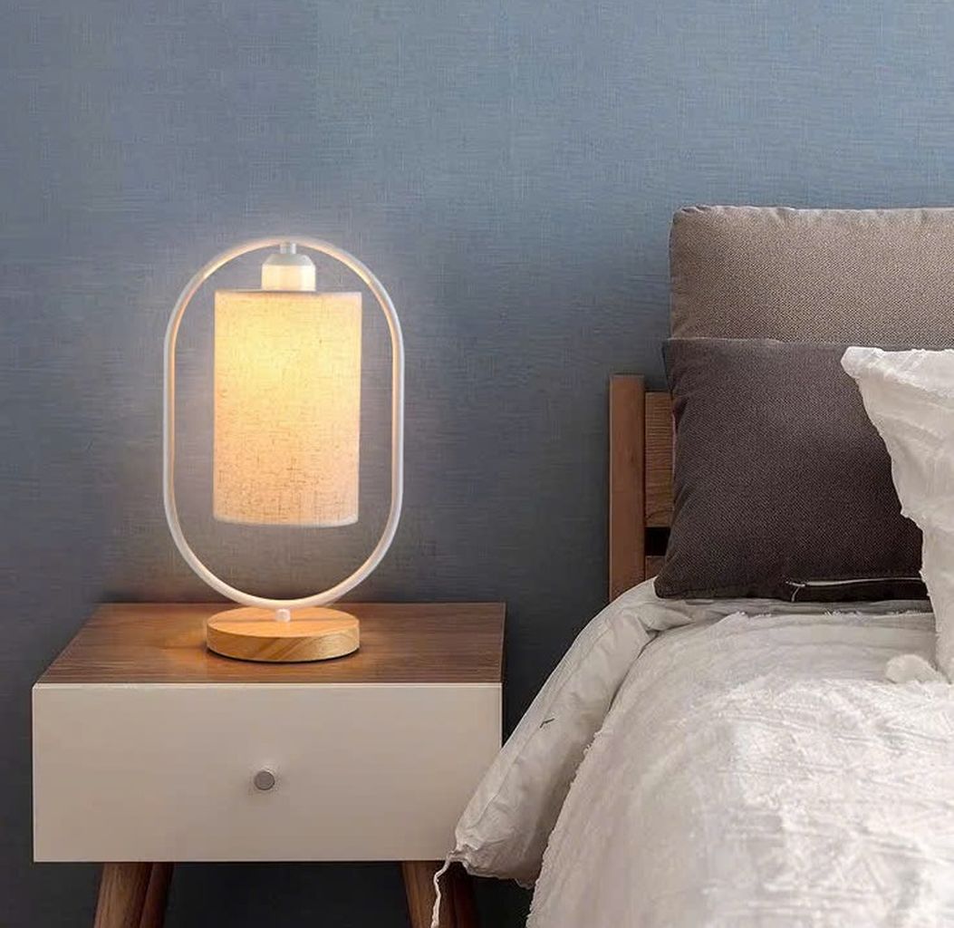 Đèn trang trí để bàn với thiết kế tối giản, nhưng không kém phần sang trọng. Chiếc đèn này mang đến sự hài hòa tuyệt đối giữa phong cách và tiện ích. Điểm đặc biệt của sản phẩm chính là phần chao đèn làm từ vải cao cấp. Tạo nên ánh sáng dịu nhẹ, không gây chói mắt, lý tưởng để đọc sách, thư giãn hay làm việc. Khung đèn độc đáo với chất liệu bền bỉ và gam màu trung tính. Giúp dễ dàng kết hợp với mọi phong cách nội thất, từ hiện đại đến Scandinavian.