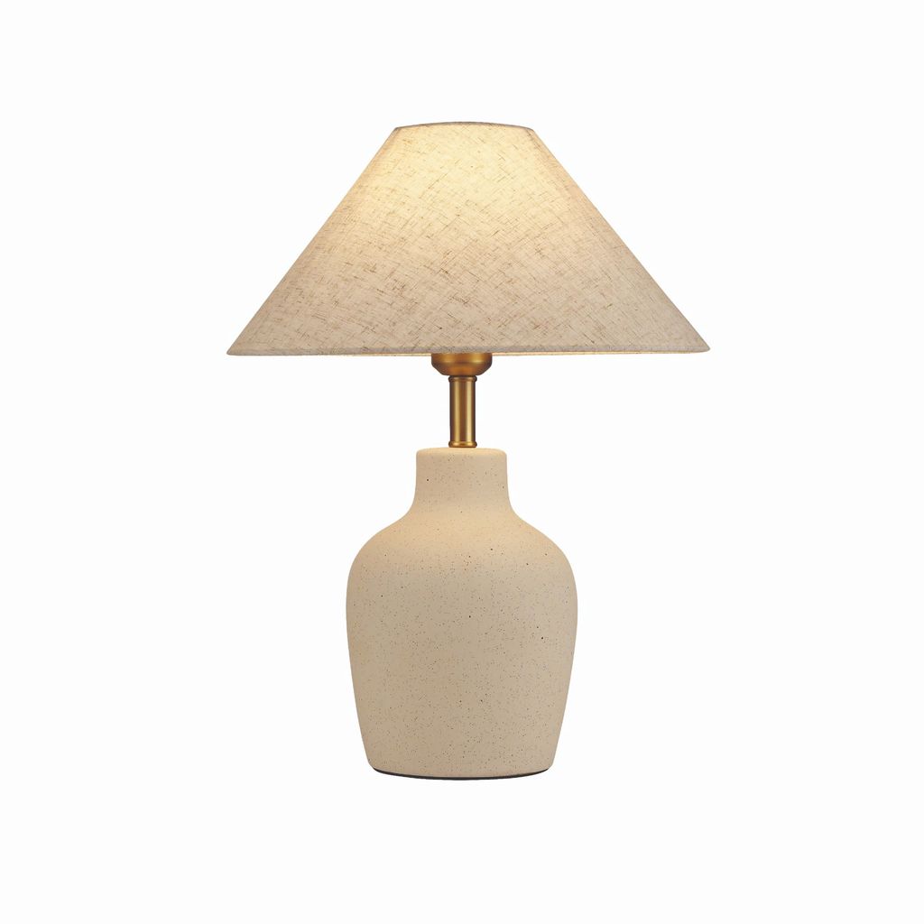 Chiếc đèn bàn gốm sứ nổi bật với phần thân được làm từ gốm sứ cao cấp, phủ lớp men nhám đen hiện đại. Kết hợp cùng chao vải linen màu kem ấm, sản phẩm mang đến cảm giác gần gũi, tự nhiên và vô cùng dễ chịu. Đây chính là phong cách mộc mạc hiện đại (Modern Rustic) đang rất được ưa chuộng trong thiết kế nội thất ngày nay.