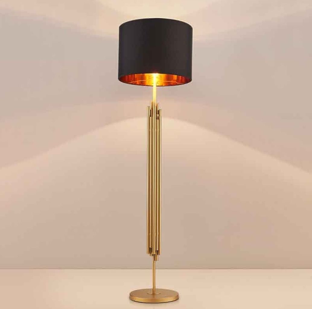 Sự tinh tế trong từng chi tiết thiết kế nội thất chính là yếu tố nâng tầm giá trị không gian. Và đèn đứng trang trí cao cấp chính là một món nội thất không thể thiếu dành cho những ai đang tìm kiếm sự đột phá và đẳng cấp trong cách bài trí. Với vẻ ngoài thanh lịch, thiết kế hiện đại và ánh sáng ấm áp. Mẫu đèn đứng này không chỉ là thiết bị chiếu sáng mà còn là tác phẩm nghệ thuật tôn vinh vẻ đẹp của không gian sống