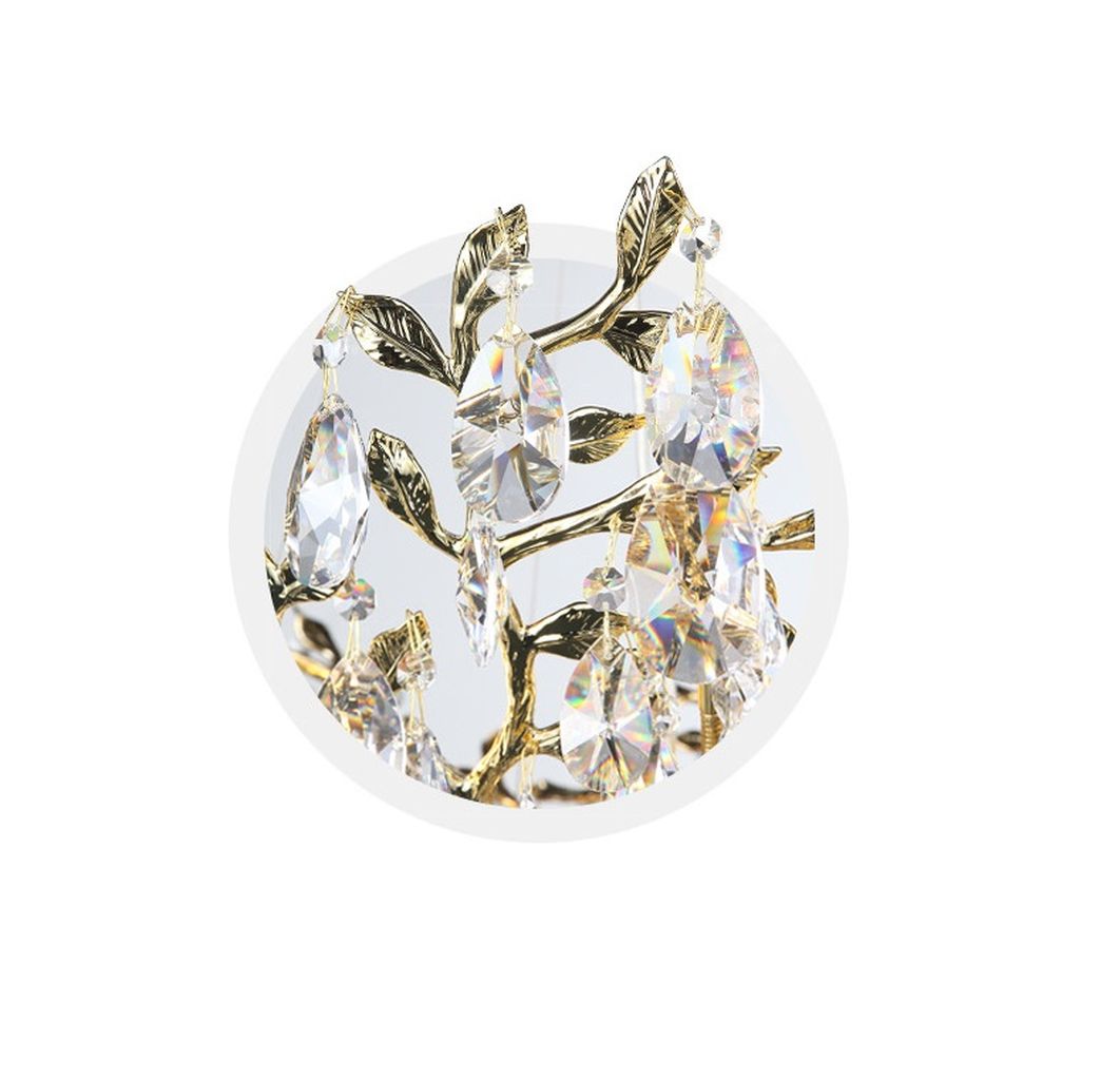 Đèn tường hoa pha lê được chế tác với khung mạ vàng ánh kim nổi bật, uốn lượn thành từng nhánh lá mềm mại. Kết hợp khéo léo cùng pha lê cao cấp cắt giác hoàn hảo. Ánh sáng lan tỏa nhẹ nhàng phản chiếu qua từng giọt pha lê. Tạo nên hiệu ứng lung linh, quyến rũ, đầy thu hút. Kiểu dáng đèn như một nhành cây vàng óng ánh đơm hoa kết trái. Mang ý nghĩa phồn vinh và thịnh vượng cho gia chủ.