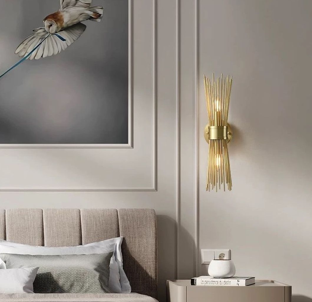 Đèn tường trang trí Golden Spark SNT4998 mang đậm phong cách trang trí hiện đại. Mẫu đèn này là điểm nhấn đầy nghệ thuật cho mọi không gian. Với thiết kế lấy cảm hứng từ hình ảnh bó kim loại ánh vàng thanh mảnh, chiếc đèn không chỉ là thiết bị chiếu sáng mà còn là một tác phẩm trang trí đẳng cấp. Giúp nâng tầm vẻ đẹp nội thất một cách tinh tế và sang trọng.