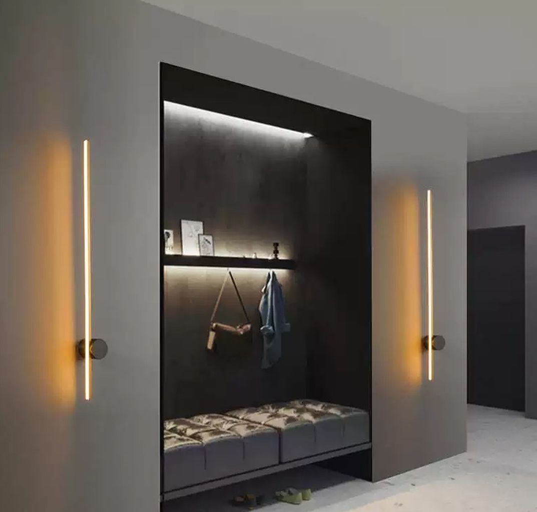 Thanh đèn LED gắn tường này đơn giản nhưng lại phản ánh rõ nét sự hiện đại và tối giản. Cấu trúc thanh ngang, dọc kết hợp hoàn hảo tạo nên điểm nhấn thị giác độc đáo. Phù hợp với nhiều phong cách nội thất như hiện đại, Bắc Âu, hay tối giản (minimalist). Thiết kế của nó không cầu kỳ, chỉ là một thanh đèn mảnh nhẹ, với màu đen tinh tế. Tạo nên một sự tương phản rõ ràng trên nền tường.