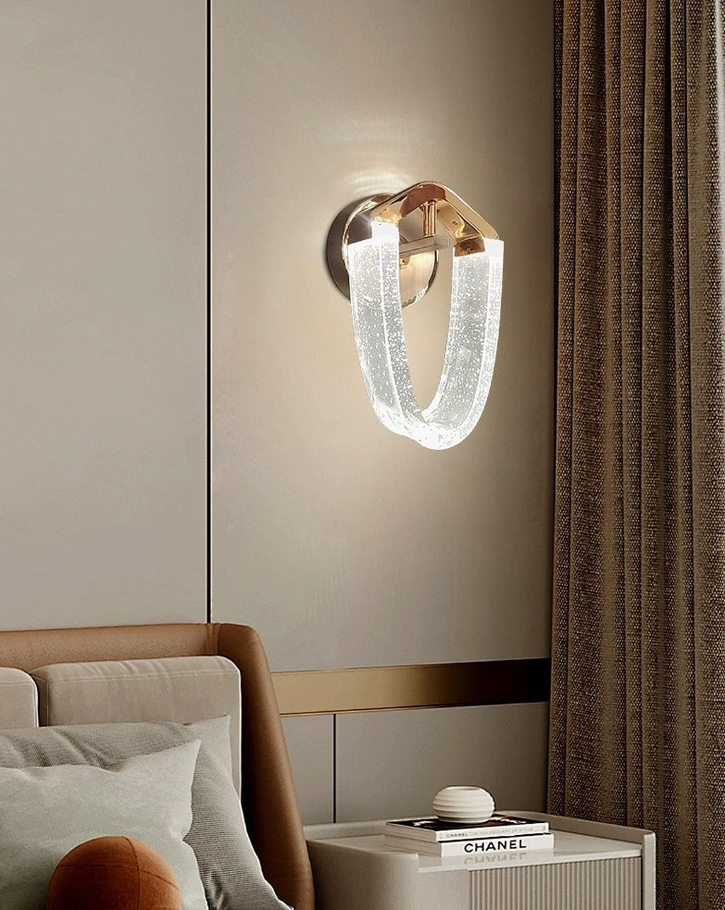 Chiếc đèn tường vòng ánh ngọc này không chỉ tạo điểm nhấn cho không gian sống của bạn. Mà còn mang đến sự sang trọng và hiện đại. Được thiết kế với hình dạng vòng tròn độc đáo và kết hợp giữa chất liệu kim loại sáng bóng cùng pha lê lấp lánh. Chiếc đèn tường này không chỉ làm bừng sáng căn phòng mà còn là tác phẩm nghệ thuật tuyệt đẹp.