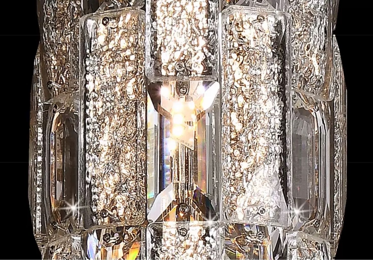 Sản phẩm đèn tường với chao pha lê cao cấp không chỉ là một nguồn ánh sáng mà còn là một tác phẩm nghệ thuật tinh tế, thể hiện sự đẳng cấp và sự chất lượng. Thiết kế tỉ mỉ và sáng tạo của sản phẩm mang lại không gian sống của bạn một vẻ đẹp độc đáo và phong cách.