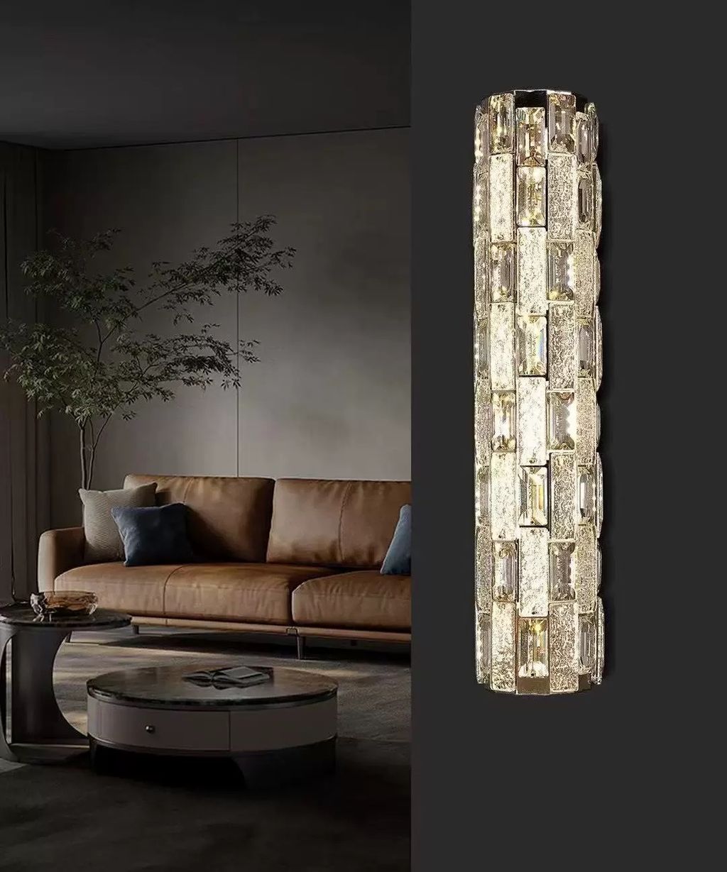 Sản phẩm đèn tường với chao pha lê cao cấp không chỉ là một nguồn ánh sáng mà còn là một tác phẩm nghệ thuật tinh tế, thể hiện sự đẳng cấp và sự chất lượng. Thiết kế tỉ mỉ và sáng tạo của sản phẩm mang lại không gian sống của bạn một vẻ đẹp độc đáo và phong cách.