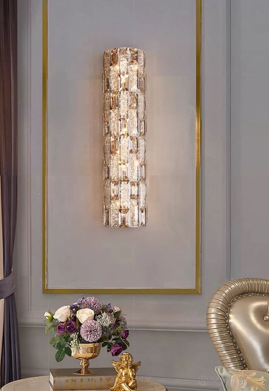 Sản phẩm đèn tường với chao pha lê cao cấp không chỉ là một nguồn ánh sáng mà còn là một tác phẩm nghệ thuật tinh tế, thể hiện sự đẳng cấp và sự chất lượng. Thiết kế tỉ mỉ và sáng tạo của sản phẩm mang lại không gian sống của bạn một vẻ đẹp độc đáo và phong cách.