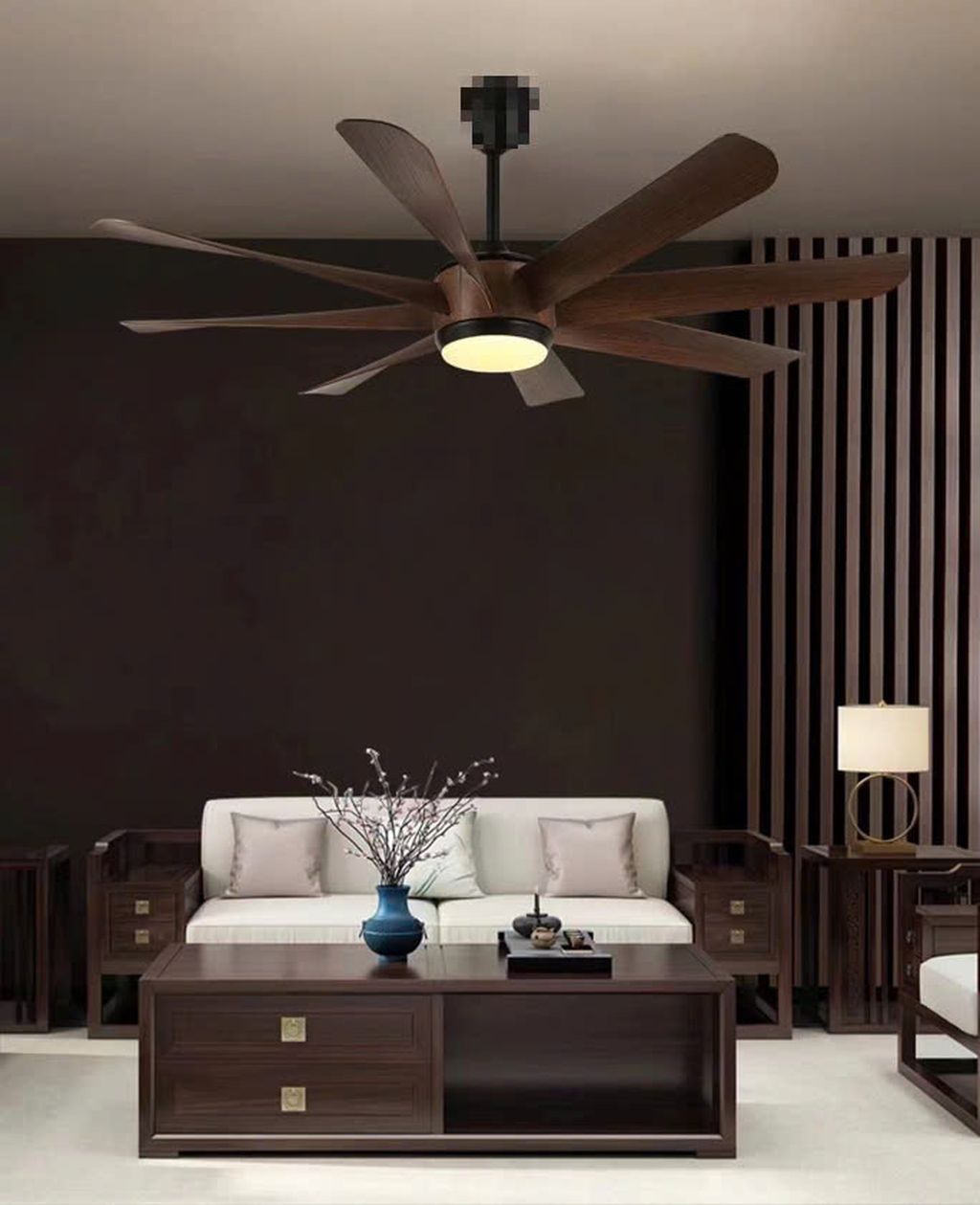 Chiếc quạt trần sở hữu thiết kế cánh gỗ uốn cong mềm mại, tạo hiệu ứng chuyển động uyển chuyển và êm ái. Sắc nâu trầm của gỗ tự nhiên kết hợp với ánh sáng trung tính từ đèn LED tích hợp, tạo nên tổng thể thanh lịch và ấm cúng. Phần đèn LED trung tâm không chỉ giúp chiếu sáng không gian mà còn tăng tính thẩm mỹ, biến chiếc quạt thành một món đồ nội thất mang phong cách hiện đại, sang trọng.