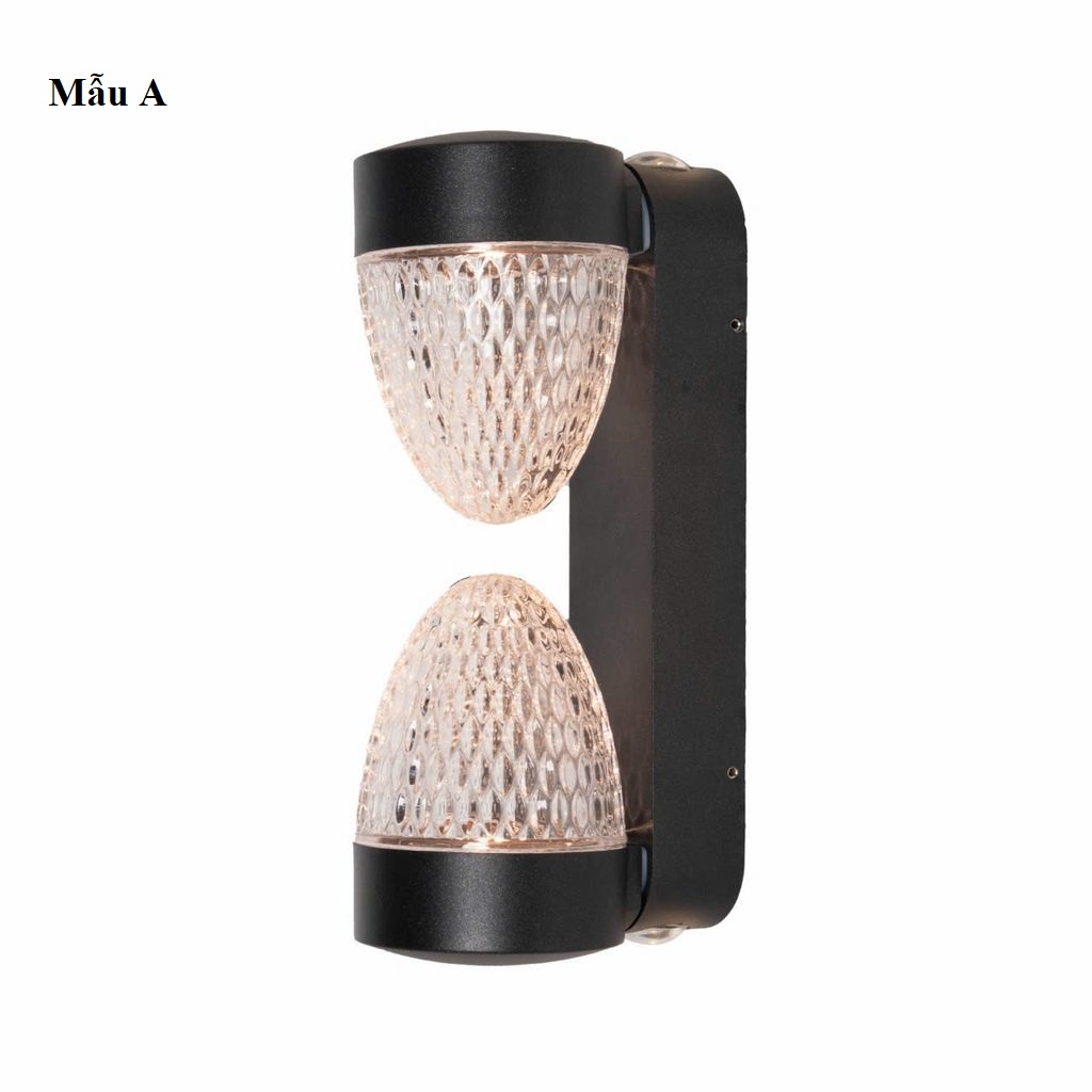 Điểm nổi bật của đèn LED gắn tường ngoài trời nằm ở phần chụp đèn bằng thủy tinh cao cấp, họa tiết tổ ong bắt mắt giúp khúc xạ ánh sáng lung linh và mềm mại. Hai đầu đèn đối xứng tạo nên hiệu ứng ánh sáng kép chiếu cả lên và xuống. Giúp không gian thêm chiều sâu, đồng thời tạo cảm giác ấm cúng, sang trọng.