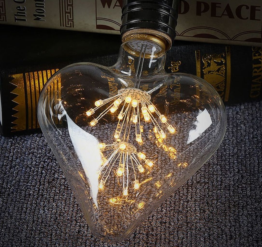 Bóng đèn với thiết kế phá cách hình trái tim mềm mại. Tạo cảm giác như một vì tinh tú đang tỏa sáng giữa không gian. Không đơn thuần là một thiết bị chiếu sáng, sản phẩm này còn là một tác phẩm nghệ thuật ánh sáng. Mang đến cảm giác ấm áp, sang trọng và đầy tính cá nhân cho bất kỳ không gian nào.