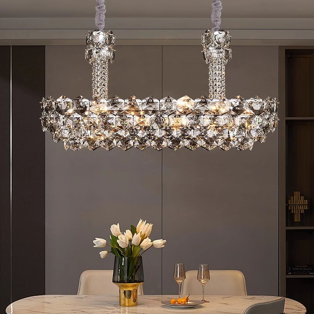 Mang vẻ đẹp sang trọng, tinh tế và đầy cuốn hút, chiếc đèn chùm bàn ăn pha lê cao cấp chính là điểm nhấn hoàn hảo cho không gian sống hiện đại. Được thiết kế với phần khung viền sắc sảo cùng những viên pha lê lấp lánh, sản phẩm này không chỉ đơn thuần là nguồn sáng mà còn là một tác phẩm nghệ thuật đỉnh cao.