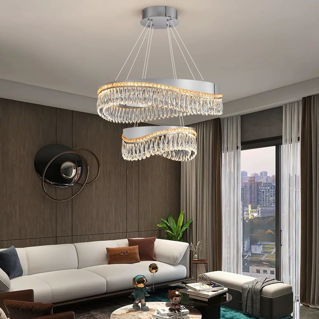 Mang đến sự tinh tế và sang trọng bậc nhất, đèn chùm pha lê nghệ thuật cao cấp là điểm nhấn hoàn hảo cho mọi không gian phòng khách. Với thiết kế lượn sóng mềm mại kết hợp pha lê cao cấp đính đều, chiếc đèn như một dải ánh sáng lấp lánh treo lơ lửng giữa không trung, tạo nên cảm giác thanh thoát, hiện đại và đầy đẳng cấp.