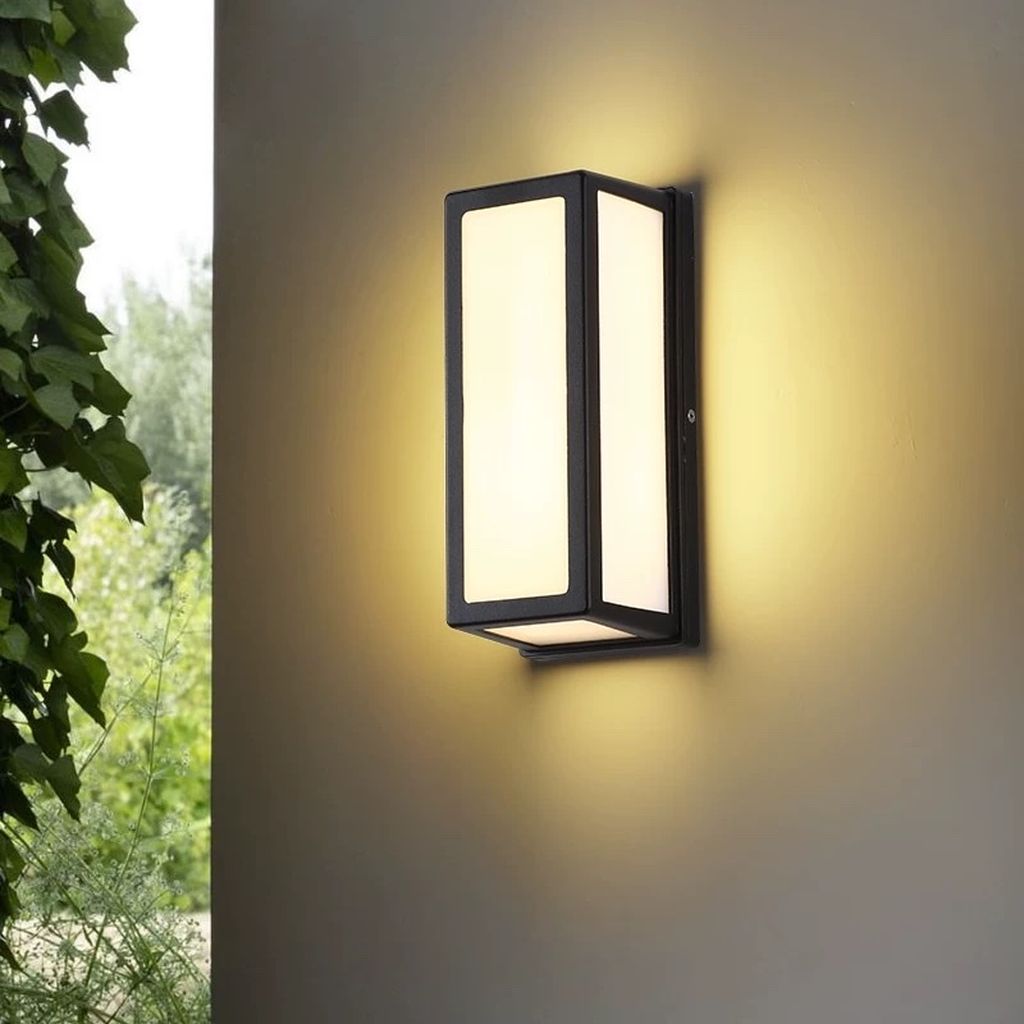 Đèn ốp tường được chế tác với khung kim loại phủ sơn tĩnh điện màu đen sang trọng, tạo cảm giác vững chãi, chắc chắn và bền đẹp theo thời gian. Bao quanh bóng đèn là lớp kính trong suốt cao cấp, giúp ánh sáng tỏa đều, tạo nên hiệu ứng lung linh và ấm áp mỗi khi đêm về. Phong cách thiết kế khối hộp hiện đại kết hợp tinh tế với bóng đèn cổ điển. Mang đến nét giao thoa hài hòa giữa cổ điển và hiện đại. Một điểm nhấn hoàn hảo cho mọi công trình kiến trúc.