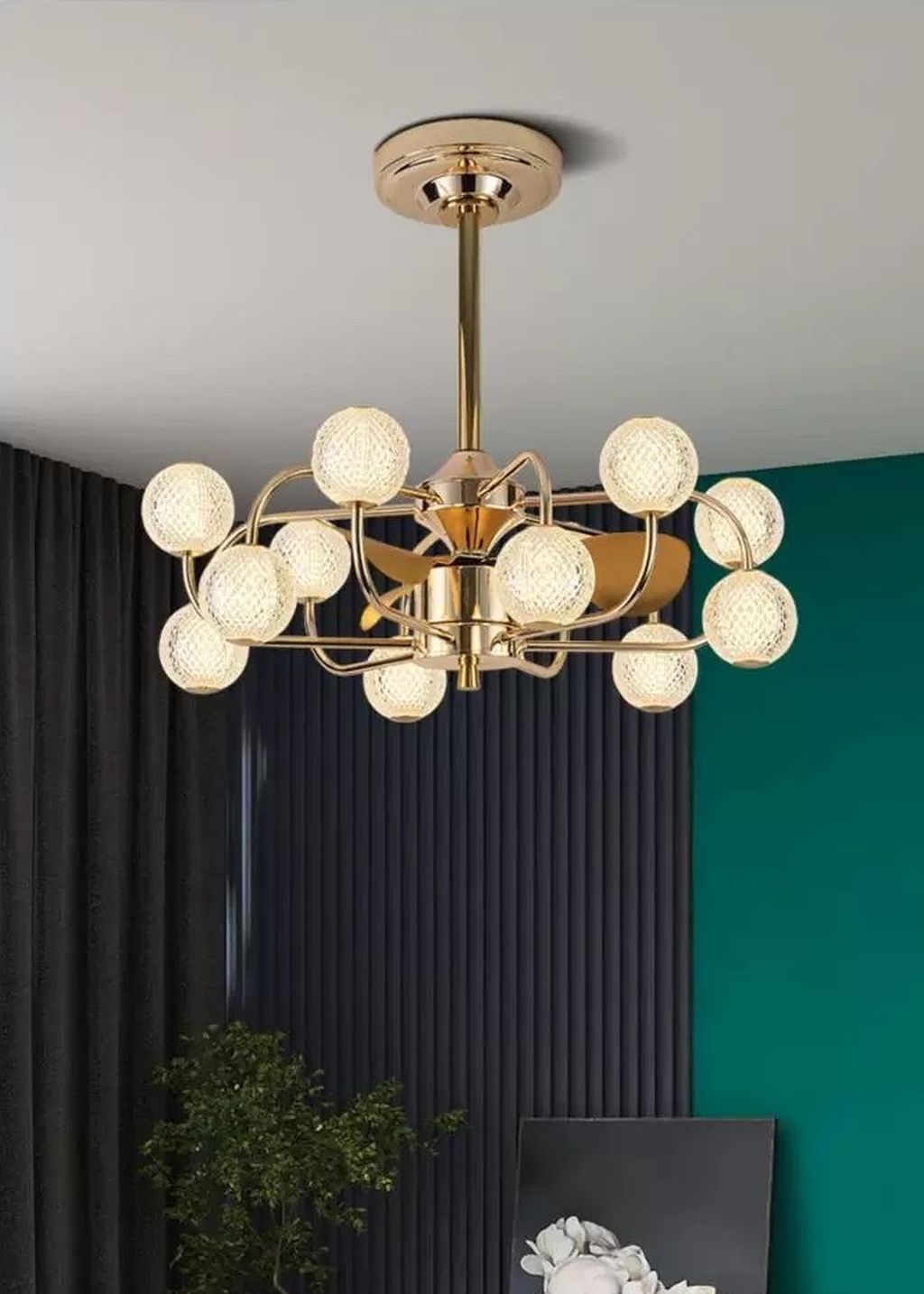 Đèn chùm kết hợp quạt với phần khung kim loại được phủ lớp mạ vàng sáng bóng, đèn mang đến vẻ đẹp sang trọng đầy cuốn hút. Cấu trúc nhiều nhánh vươn ra mềm mại như cành cây đang bung nở, nâng đỡ những chao đèn hình cầu bằng thủy tinh đục chạm khắc tinh tế. Mỗi chi tiết đều toát lên sự chăm chút, kỹ lưỡng và hài hòa. Khung đèn được làm từ hợp kim chống gỉ sét, phủ lớp mạ vàng chống oxy hóa giúp giữ màu bền bỉ theo thời gian. Chao đèn thủy tinh dày, an toàn và dễ dàng vệ sinh. Đây là sản phẩm không chỉ đẹp mắt mà còn có tuổi thọ cao, tiết kiệm điện năng, phù hợp với xu hướng tiêu dùng bền vững ngày nay.