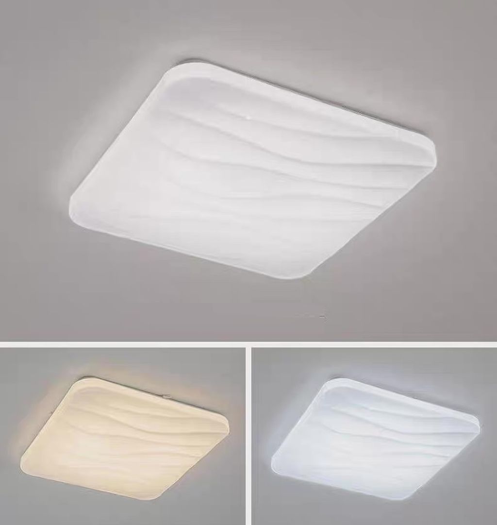 Mâm đèn ốp trần lấy cảm hứng từ những đường nét uyển chuyển, sở hữu thiết kế dạng vuông bo góc mềm mại. Bề mặt được tạo gợn nhẹ nhàng như sóng nước. Mang đến cảm giác thư thái, gần gũi nhưng không kém phần hiện đại. Tông màu trắng ngà chủ đạo giúp đèn dễ dàng kết hợp với mọi phong cách nội thất từ tối giản, hiện đại cho đến Scandinavian.