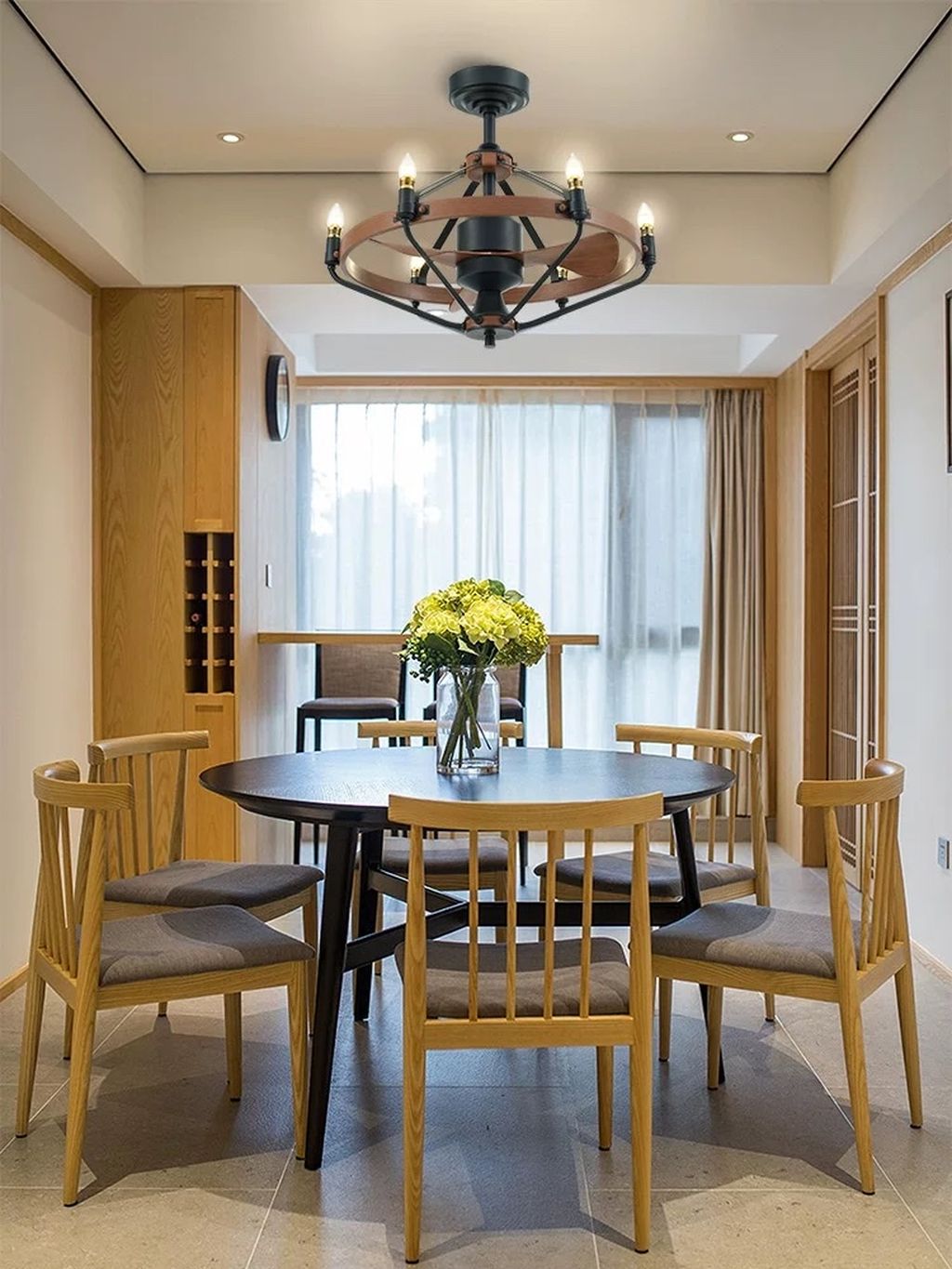 Đèn chùm kết hợp quạt với phần khung kim loại, đèn mang đến vẻ đẹp sang trọng đầy cuốn hút. Cấu trúc nhiều nhánh vươn ra mềm mại như bông hoa đang bung nở. Nâng đỡ những chao đèn chạm khắc tinh tế. Mỗi chi tiết đều toát lên sự chăm chút, kỹ lưỡng và hài hòa. Khung đèn được làm từ hợp kim chống gỉ sét, phủ lớp mạ vàng chống oxy hóa giúp giữ màu bền bỉ theo thời gian. Chao đèn thủy tinh dày, an toàn và dễ dàng vệ sinh. Đây là sản phẩm không chỉ đẹp mắt mà còn có tuổi thọ cao, tiết kiệm điện năng. Phù hợp với xu hướng tiêu dùng bền vững ngày nay.