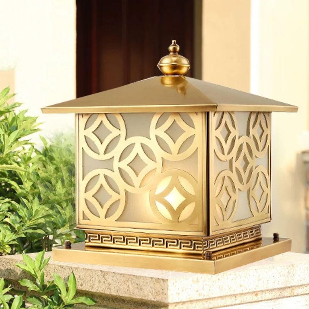 Đèn trụ cổng mạ vàng sang trọng SNT5586 với thiết kế lấy cảm hứng từ phong cách Á Đông hiện đại. Chiếc đèn nổi bật nhờ hoa văn hình học đồng tâm được cắt CNC tỉ mỉ, sắc nét. Ánh sáng bên trong lan tỏa dịu dàng qua lớp kính mờ, không chói lóa mà vẫn đủ sáng, tạo cảm giác ấm cúng và thân thiện ngay từ cái nhìn đầu tiên.