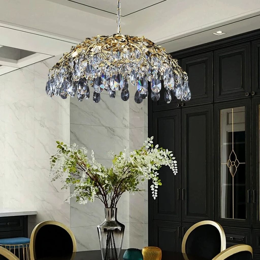 Đèn chùm pha lê trang trí sang trọng là điểm nhấn nâng tầm không gian, thể hiện gu thẩm mỹ riêng biệt và đẳng cấp sống của gia chủ. Ánh sáng xuyên qua những giọt pha lê mang lại cảm giác ấm áp, lôi cuốn và đầy cảm hứng nghệ thuật cho không gian xung quanh.