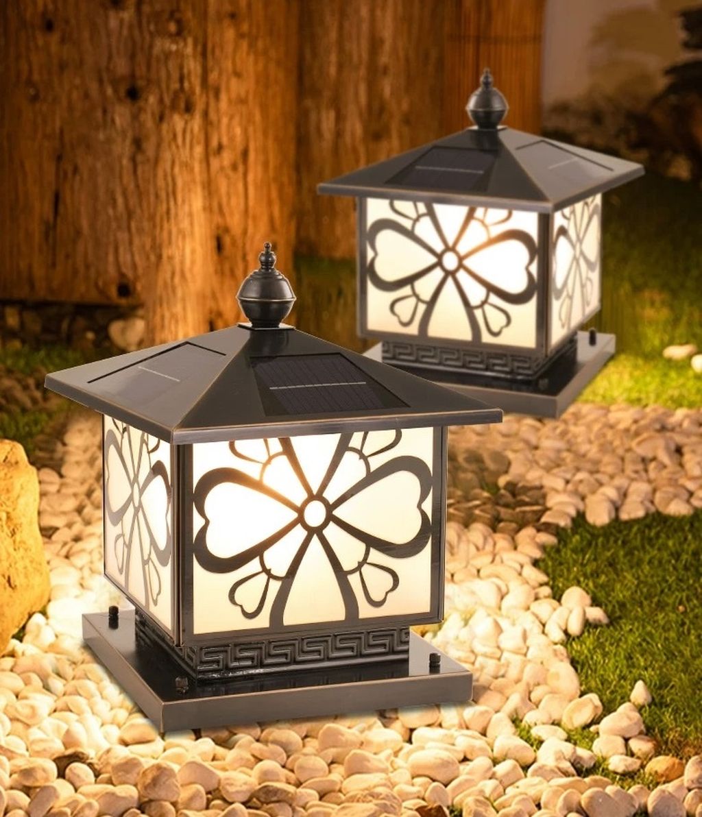 Đèn trụ cổng hiện đại với thiết kế lấy cảm hứng từ phong cách Á Đông hiện đại. Chiếc đèn nổi bật nhờ hoa văn cỏ bốn lá được cắt CNC tỉ mỉ, sắc nét. Ánh sáng bên trong lan tỏa dịu dàng qua lớp kính mờ, không chói lóa mà vẫn đủ sáng, tạo cảm giác ấm cúng và thân thiện ngay từ cái nhìn đầu tiên.