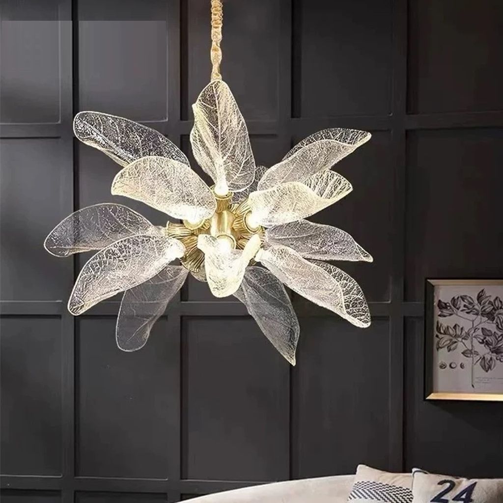 Lấy cảm hứng từ những đường gân mềm mại của lá cây trong tự nhiên. Đèn thả nghệ thuật này được thiết kế độc đáo với những cánh pha lê mỏng manh nhưng đầy kiêu hãnh. Tạo nên một tổng thể như một bông hoa pha lê đang rực rỡ tỏa sáng giữa không trung. Ánh sáng xuyên qua từng đường nét trong suốt của pha lê, tạo ra hiệu ứng lung linh, huyền ảo và đầy cuốn hút, mang lại cảm giác ấm áp, thư giãn nhưng vẫn đủ nổi bật để trở thành tâm điểm của mọi ánh nhìn.