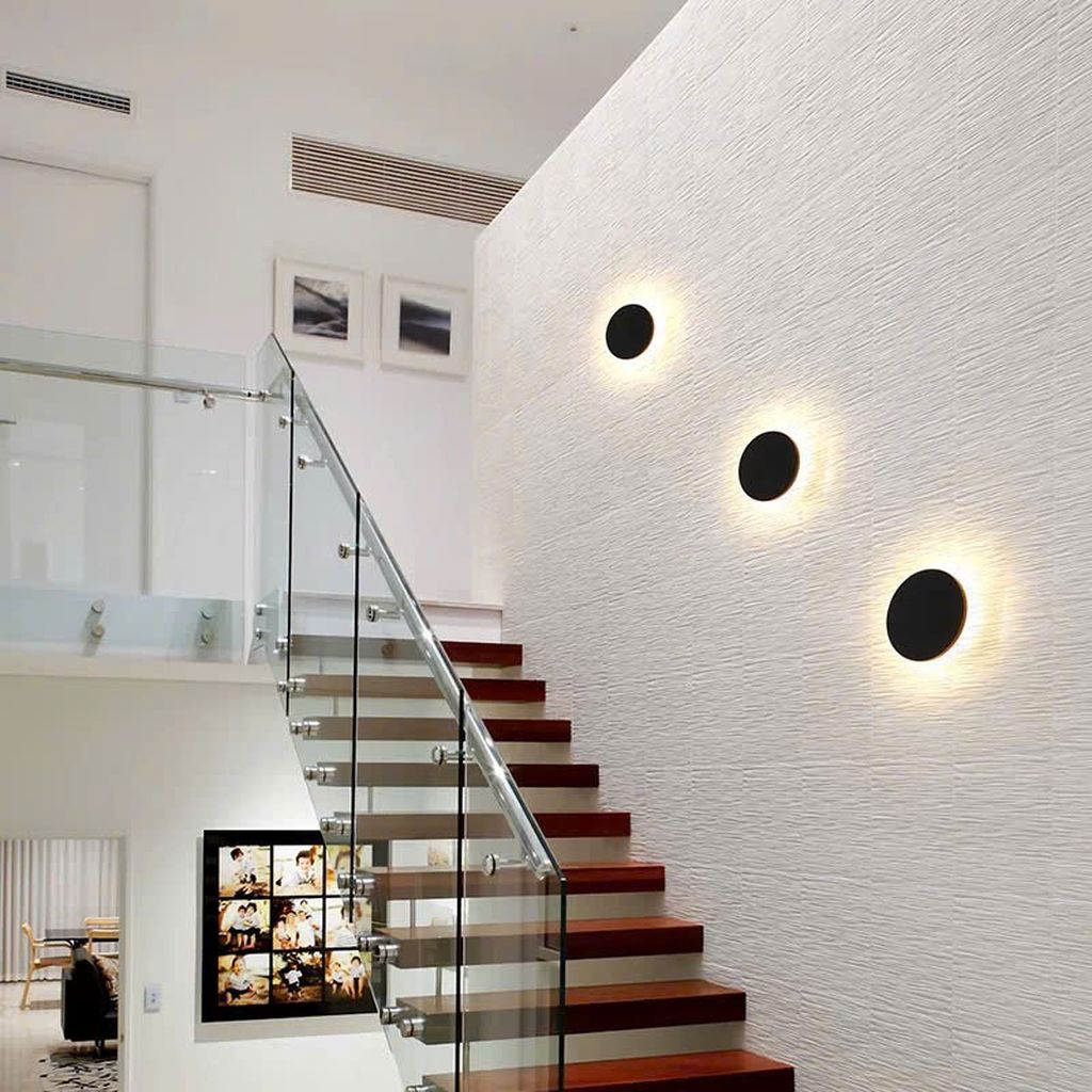 Chiếc đèn tường trăng tròn này không chỉ đơn thuần là một vật dụng chiếu sáng mà còn là một tác phẩm nghệ thuật tinh xảo. Với thiết kế hiện đại, đường nét mềm mại và lớp vỏ kim loại bóng loáng. Chiếc đèn sẽ trở thành điểm nhấn độc đ