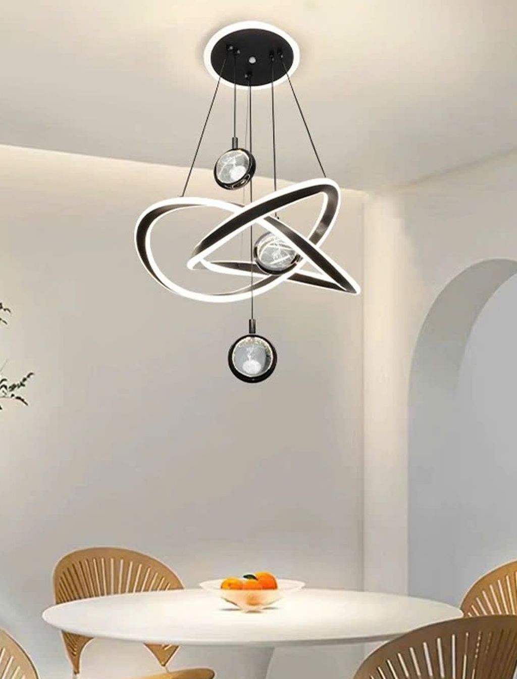 Ngay từ ánh nhìn đầu tiên, đèn chùm LED hiện đại này đã gây ấn tượng mạnh với thiết kế hình học 3D bất đối xứng. Lấy cảm hứng từ chuyển động không gian của các quỹ đạo thiên thể. Những đường cong mềm mại được uốn lượn một cách tinh tế, kết hợp với vòng sáng LED chạy dọc thân đèn. Tạo nên hiệu ứng ánh sáng huyền ảo, vừa hiện đại lại vừa sang trọng.