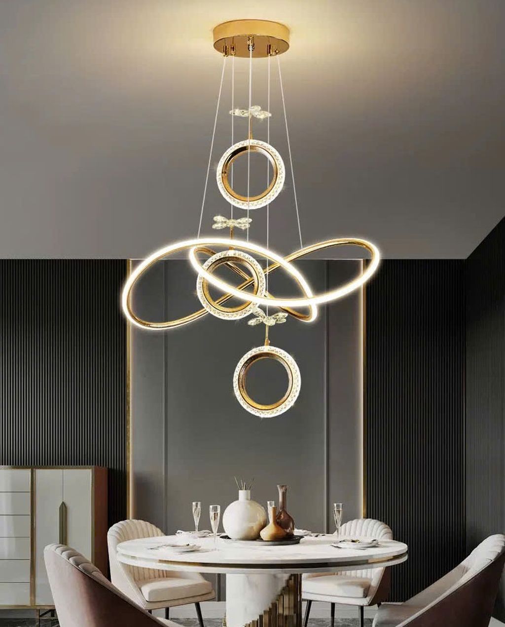 Được lấy cảm hứng từ quỹ đạo các hành tinh, đèn chùm ánh nguyệt quang sử dụng các vòng tròn ánh sáng LED đan xen tạo nên một bố cục ba chiều đầy ấn tượng. Hệ thống dây treo tinh gọn kết hợp cùng phần chao đèn ánh kim giúp ánh sáng lan tỏa đều. Tạo nên hiệu ứng thị giác vừa hiện đại, vừa ấm cúng. Không gian của bạn sẽ như được khoác lên một diện mạo mới đầy nghệ thuật và chiều sâu.