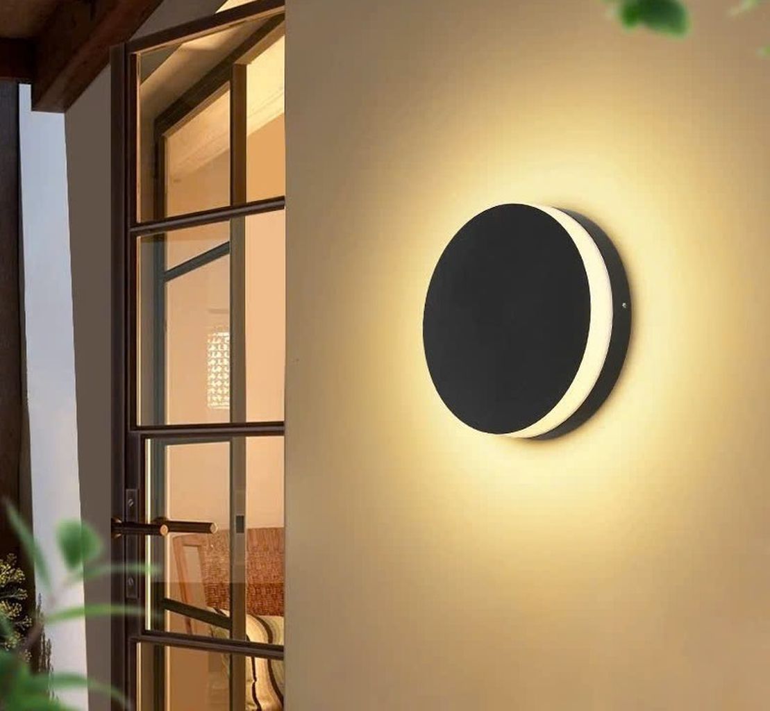 Đèn tường ngoài trời tối giản với tạo hình tròn mềm mại như một vầng trăng khuyết. Đèn tường không chỉ là một chiếc đèn, mà là một biểu tượng của phong cách sống hiện đại, trang nhã. Từng đường nét tinh tế và gam màu trung tính tạo nên cảm giác thư giãn, sang trọng. Lý tưởng để lắp đặt ở lối vào, ban công, sân vườn hoặc hành lang ngoài trời.
