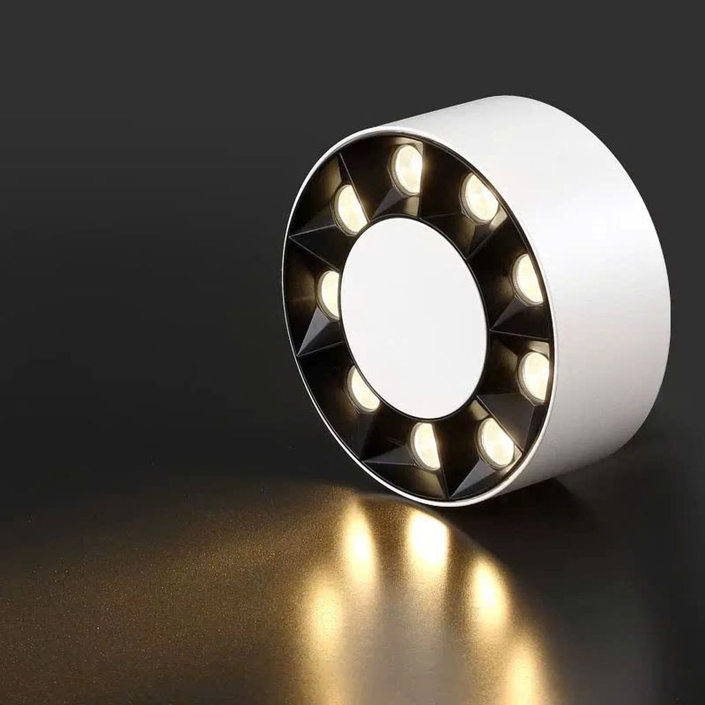 Đèn lon ốp nổi sử dụng hệ thống LED tiết kiệm điện. Với các bóng LED được bố trí đều xung quanh tâm tròn, phát sáng đều và mềm mại. Không gây chói mắt nhưng vẫn đủ sáng để làm nổi bật nội thất xung quanh. Đây là lựa chọn lý tưởng cho phòng khách hiện đại, phòng ngủ tối giản hay khu vực sảnh chờ cao cấp. Ánh sáng tông vàng nhẹ tạo cảm giác ấm cúng, gần gũi, đồng thời góp phần mang đến sự thư giãn tuyệt đối sau một ngày dài.