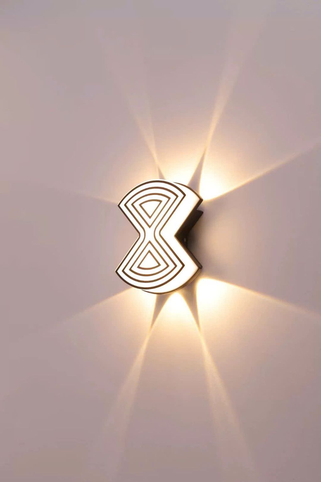 Chiếc đèn tường ngoài trời có thiết kế hình “đồng hồ cát” phá cách, mang đến cảm giác đối xứng hài hòa nhưng vẫn vô cùng nổi bật. Chất liệu kim loại phủ sơn tĩnh điện màu trắng giúp chiếc đèn luôn giữ được vẻ ngoài sang trọng. Chống oxy hóa tốt, bền đẹp theo thời gian.