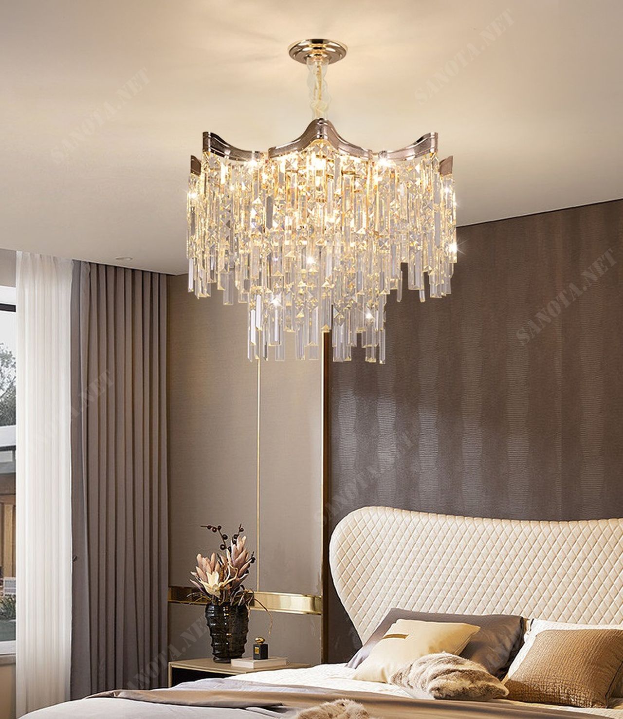 Đèn chùm pha lê là loại đèn trang trí treo trần có cấu trúc nhiều nhánh, kết hợp pha lê cao cấp, thường được đặt ở trung tâm trần phòng khách. Ánh sáng từ đèn khúc xạ qua pha lê tạo nên hiệu ứng lung linh, lấp lánh, mang đến sự quý phái và ấm cúng cho không gian.