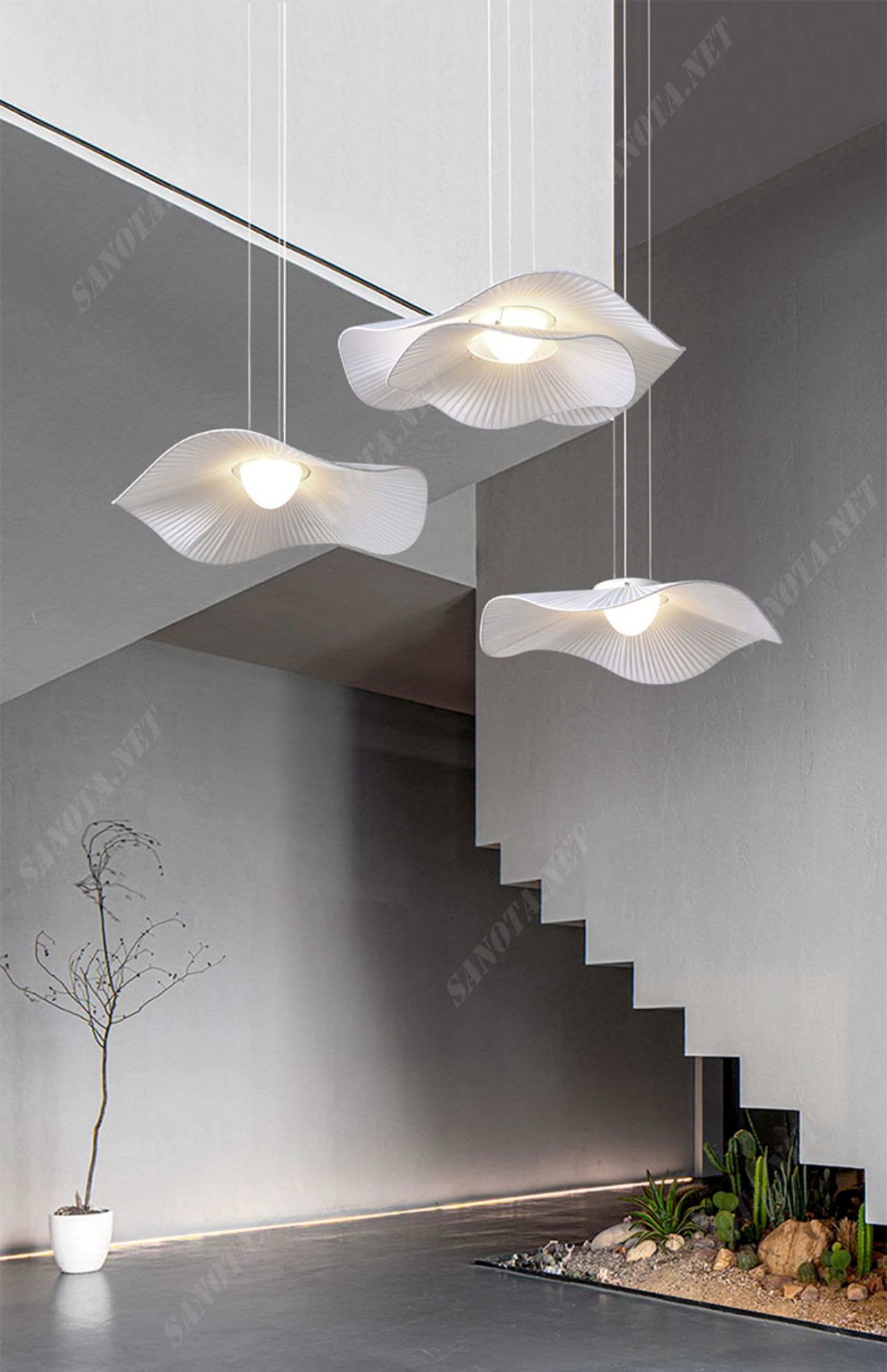 Sanota tự hào là thương hiệu hàng đầu trong lĩnh vực cung cấp đèn trang trí nội thất, đặc biệt là đèn thả trần với nhiều kiểu dáng, kích thước và chất liệu. Mỗi sản phẩm tại Sanota không chỉ là thiết bị chiếu sáng mà còn là điểm nhấn nghệ thuật, nâng tầm thẩm mỹ cho ngôi nhà hoặc công trình của bạn.