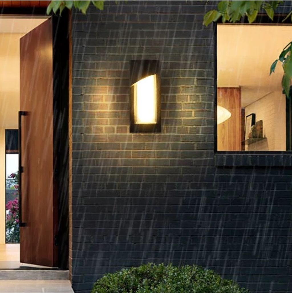 Đèn gắn tường ngoài trời với thiết kế hình khối vững chắc kết hợp mặt kính mờ ánh vàng dịu nhẹ. Đèn mang đến cảm giác ấm áp và sang trọng cho mặt tiền ngôi nhà, ban công, sân vườn hay lối đi. Vỏ đèn được làm từ chất liệu kim loại phủ sơn tĩnh điện cao cấp, chống oxy hóa, chịu được thời tiết khắc nghiệt. Một yếu tố quan trọng mà khách hàng luôn quan tâm khi lựa chọn đèn gắn tường ngoài trời.