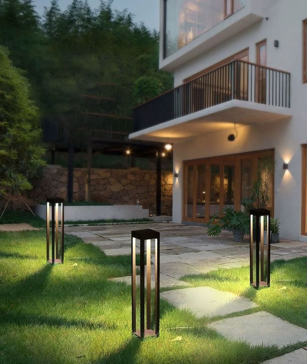 Đèn trụ cổng ngoài trời được thiết kế dạng trụ đứng với khung kim loại phủ sơn tĩnh điện màu đen nhám. Gam màu trung tính mang vẻ sang trọng và dễ dàng hòa quyện vào bất kỳ kiến trúc ngoại thất nào. Được cấu thành từ các thanh kim loại mảnh mai, tạo cảm giác thoáng đãng nhưng vẫn vững chãi, hiện đại.