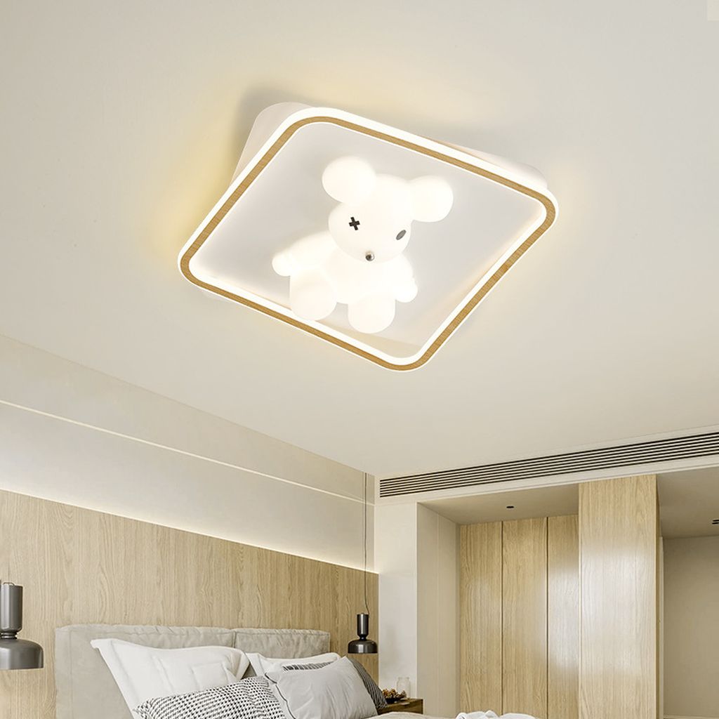 Đèn LED ốp trần hình gấu thiết kế hình khối mềm mại với chú gấu trắng ngộ nghĩnh, nằm gọn trong viền khung vuông bo tròn sang trọng. Sự kết hợp khéo léo giữa ánh sáng trắng dịu mắt và tạo hình đáng yêu không chỉ làm sáng bừng căn phòng mà còn mang đến cảm giác dễ chịu, thư thái, đặc biệt phù hợp cho phòng ngủ trẻ em, phòng ngủ vợ chồng trẻ hoặc không gian nghỉ ngơi mang tính cá nhân.