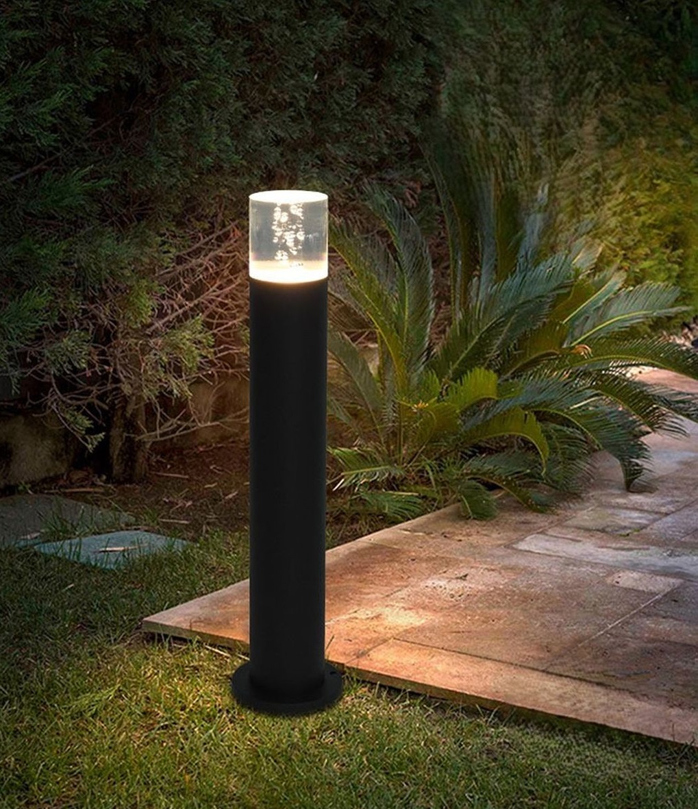 Trong thời đại mà vẻ đẹp ngoại thất đóng vai trò quan trọng trong việc khẳng định gu thẩm mỹ và đẳng cấp sống, việc lựa chọn một mẫu đèn trụ sân vườn LED tinh tế, hiện đại là điều không thể thiếu. Với thiết kế thanh lịch, ánh sáng ấm áp và khả năng chịu được mọi điều kiện thời tiết, mẫu đèn trụ đứng mới nhất của chúng tôi chính là lựa chọn hoàn hảo để nâng tầm không gian sân vườn, lối đi hay khuôn viên biệt thự của bạn.